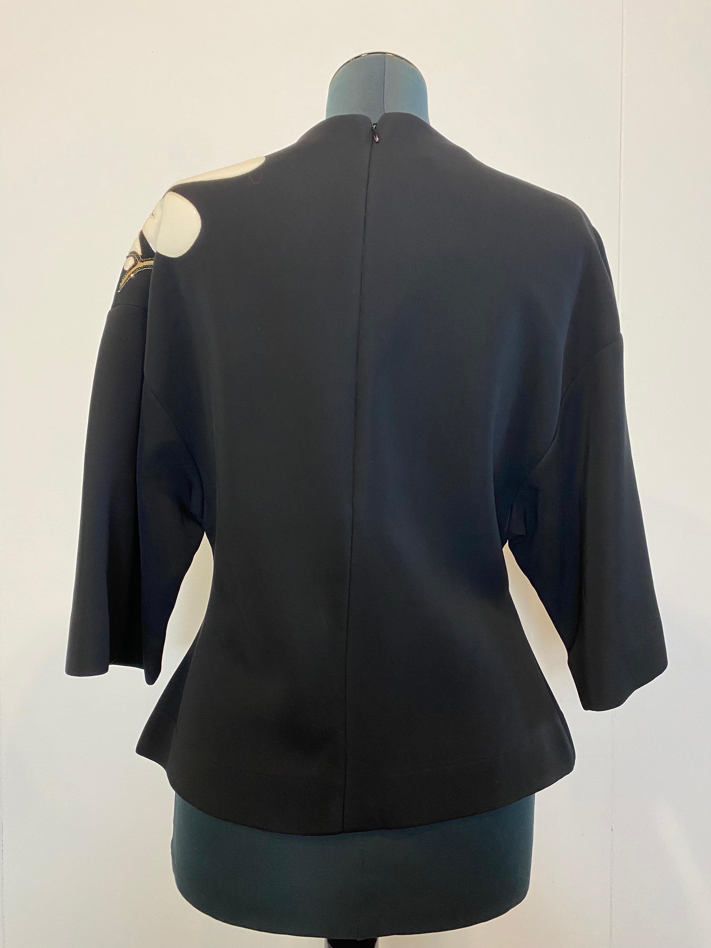 Pull Marni en viscose noire avec motif floral sur le devant et fermeture zippée au dos. Il a des manches larges et une coupe qui suit les formes.
L'article est en très bon état.
Longueur 62 cm
Épaules 42 cm
Poitrine 42 cm
Manche cm 40
Taille 42