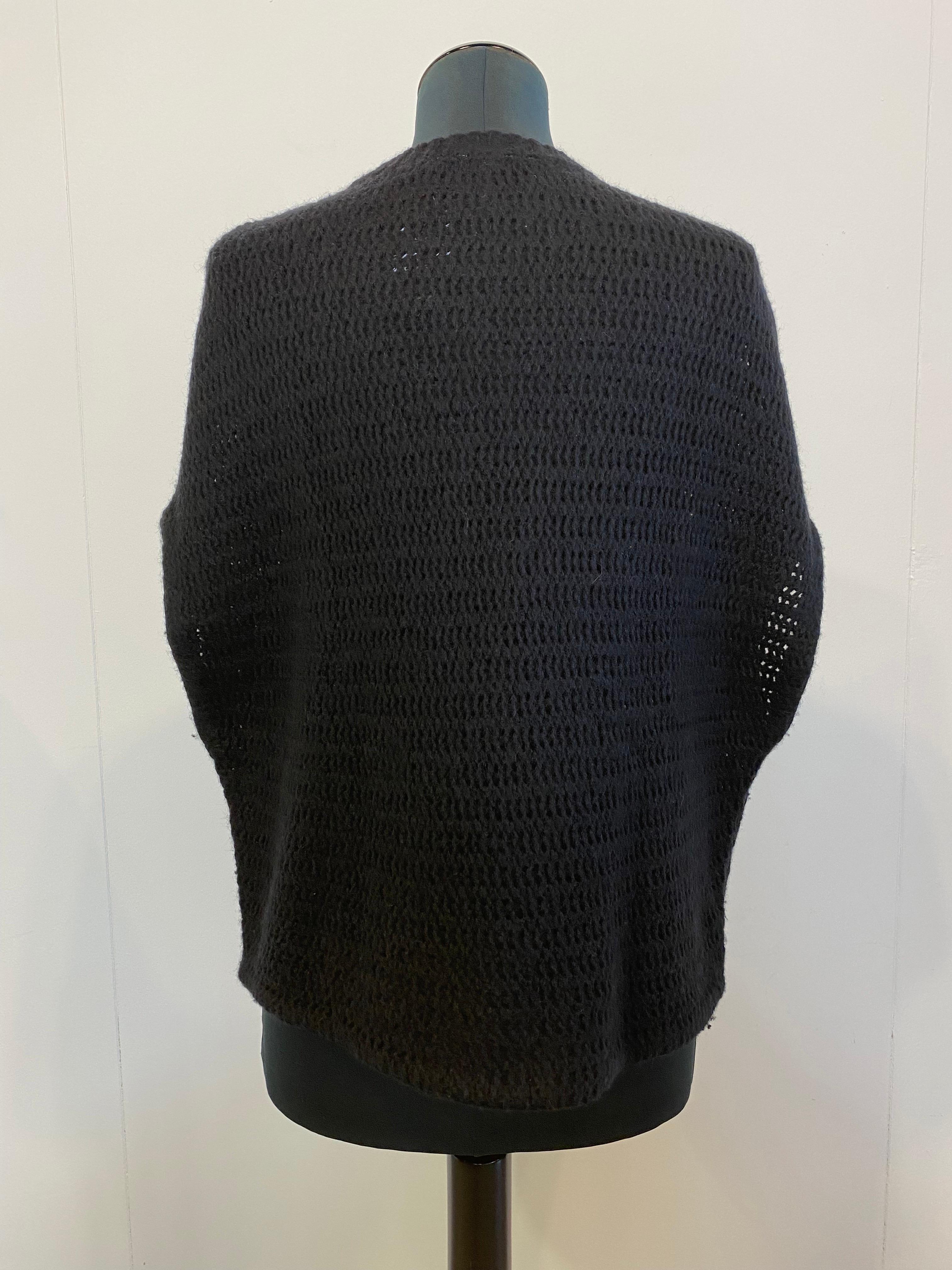 Pull Marni en laine noire avec une coupe similaire à une cape. Il est sans manches et sans découpe au niveau des épaules.
Il est en bon état.
Longueur 63 cm
Épaules 40 cm
Poitrine 56 cm
Taille 38