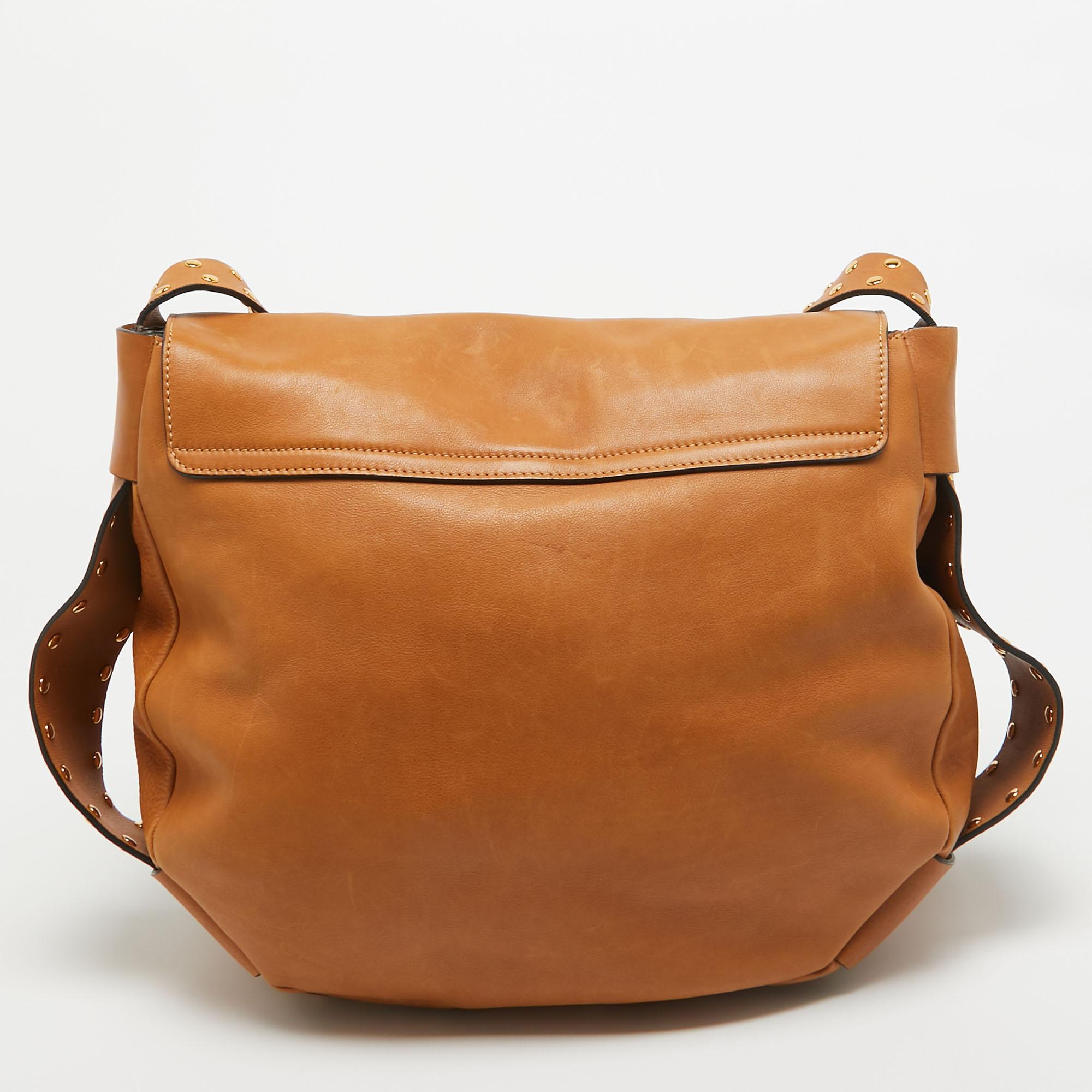 Trust messenger bags to offer functional ease and a comfortable carrying experience. Smartly designed, the bag has an appealing exterior and a spacious interior. Perfect for work and weekend getaways. 