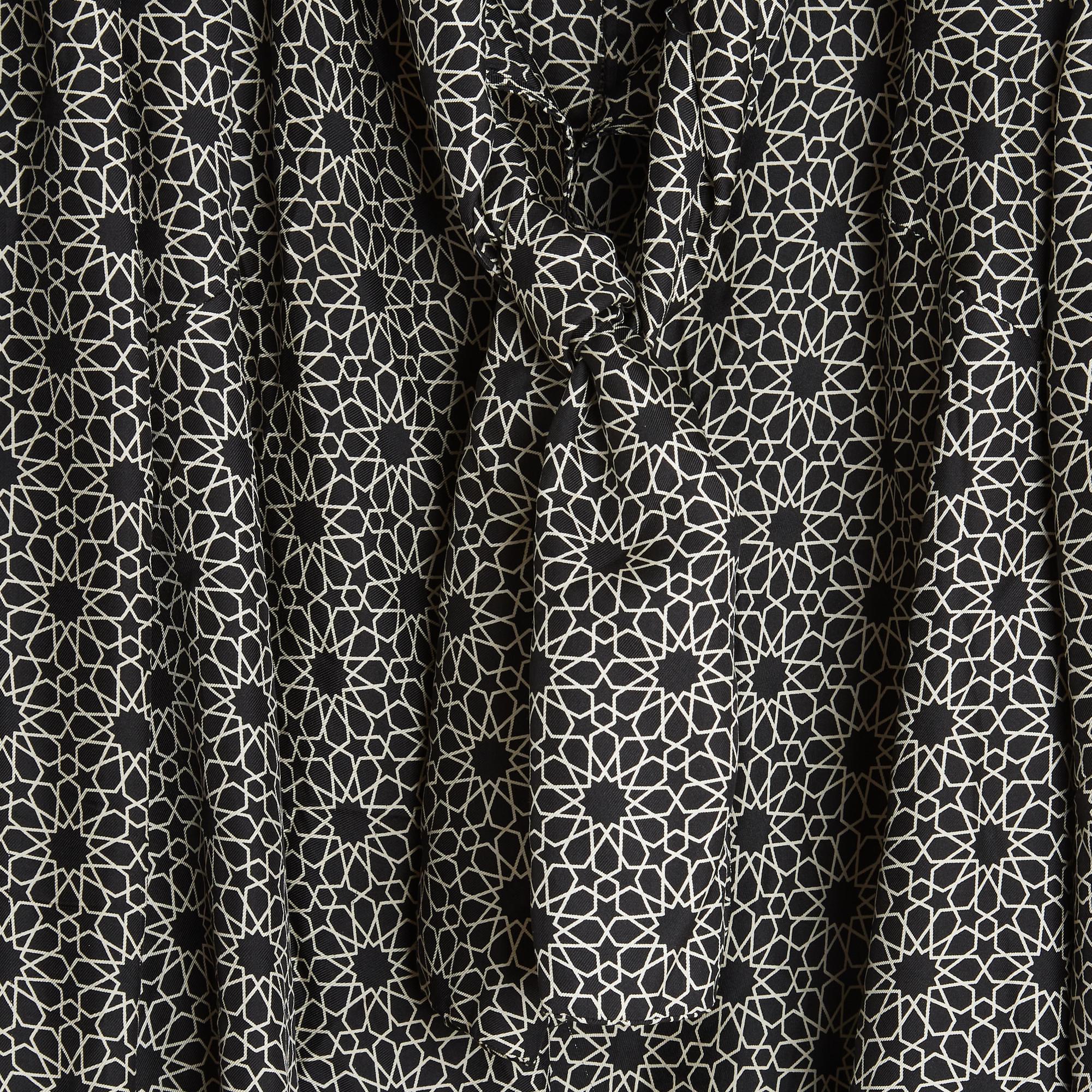 Blusa Marni in twill di seta nero con stampa a motivi orientali bianchi, colletto a fessura con fiocco, 1 tasca applicata sul petto, fessura in fondo alla blusa sul lato destro, fessura in fondo alle maniche lunghe sull'avambraccio. Taglia indicata