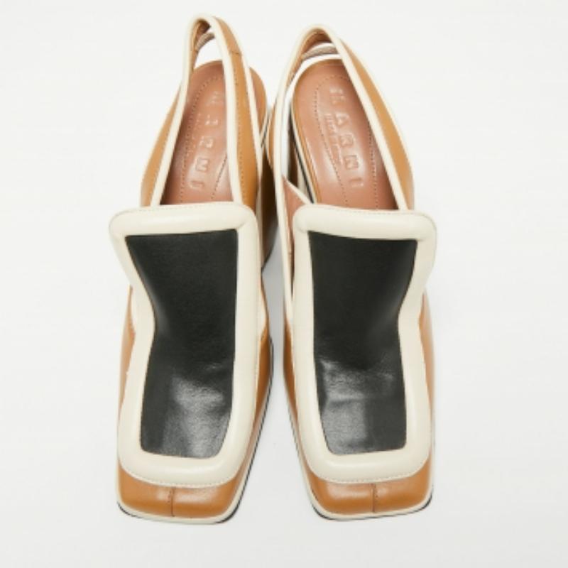 L'utilisation de la trichromie dans la construction de ces sandales Marni leur confère un contraste luxueux. D'un design saisissant, elles sont dotées d'une fermeture à bride, d'orteils carrés et de talons de 9,5 cm.