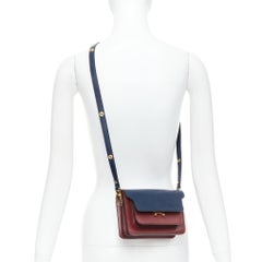 Bolso crossbody MARNI Trunk en piel texturizada azul marino burdeos con cierre