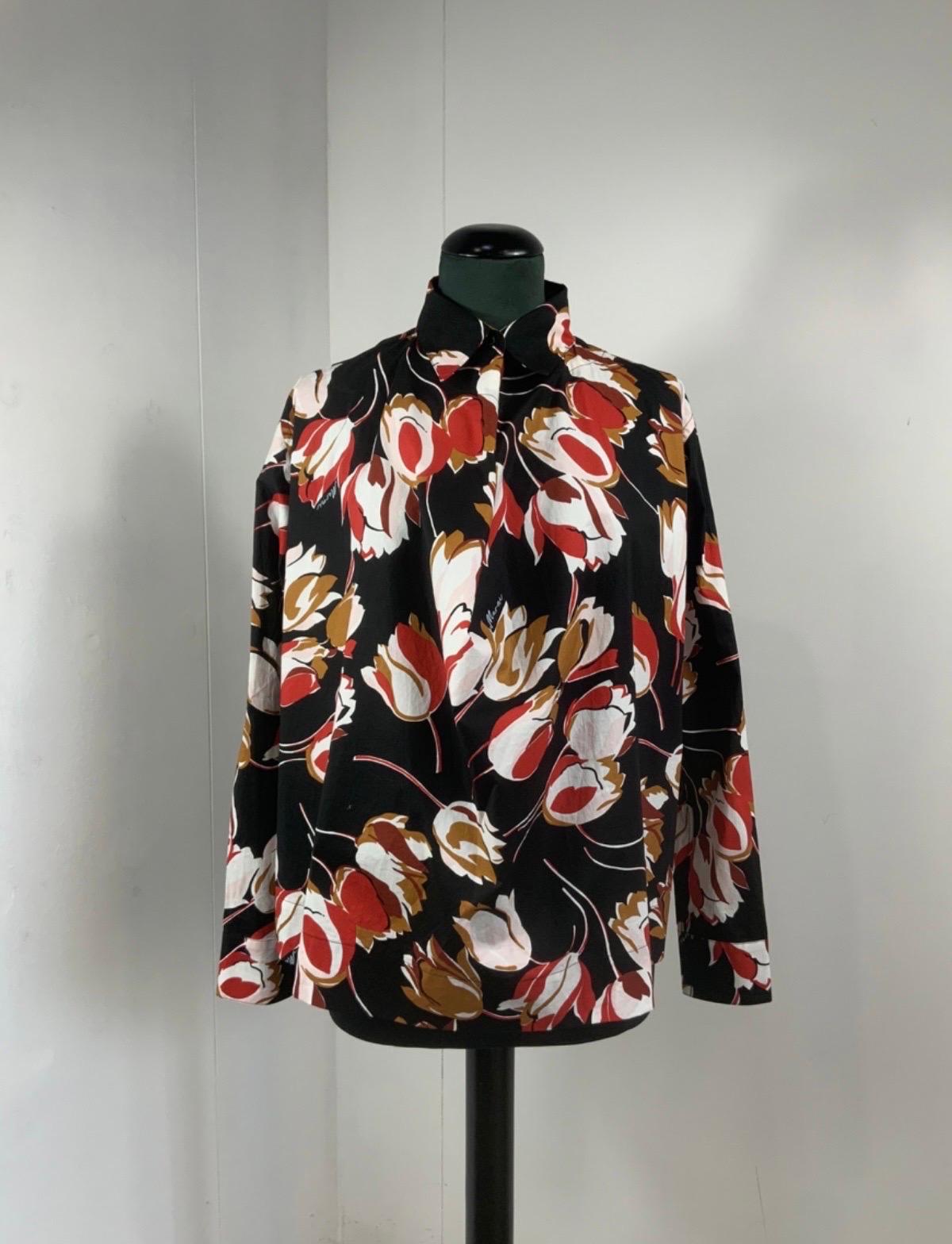 MARNI SHIRT.
100% Cotton. Featuring tulips pattern.
Size 40 ita but fits oversized.
Shoulders 50 cms
Bust 58cm
Length 65cm
Very particular neckline cut that allows you to create different styling.
New, with original tag