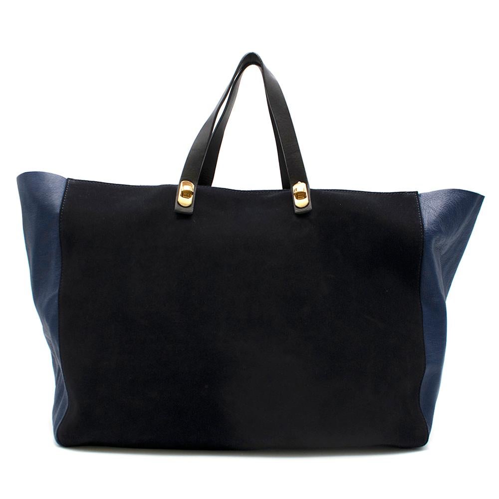Marni Two-tone Suede and Leather Shopper.

-Suede Dark Blue shopper,
-Leather Blue side panelling,
-Gold hardware,
-Two black twist lock-fastening detachable top handle,
-Internal zipped pocket,
-Dust bag included.

Please note, these items are