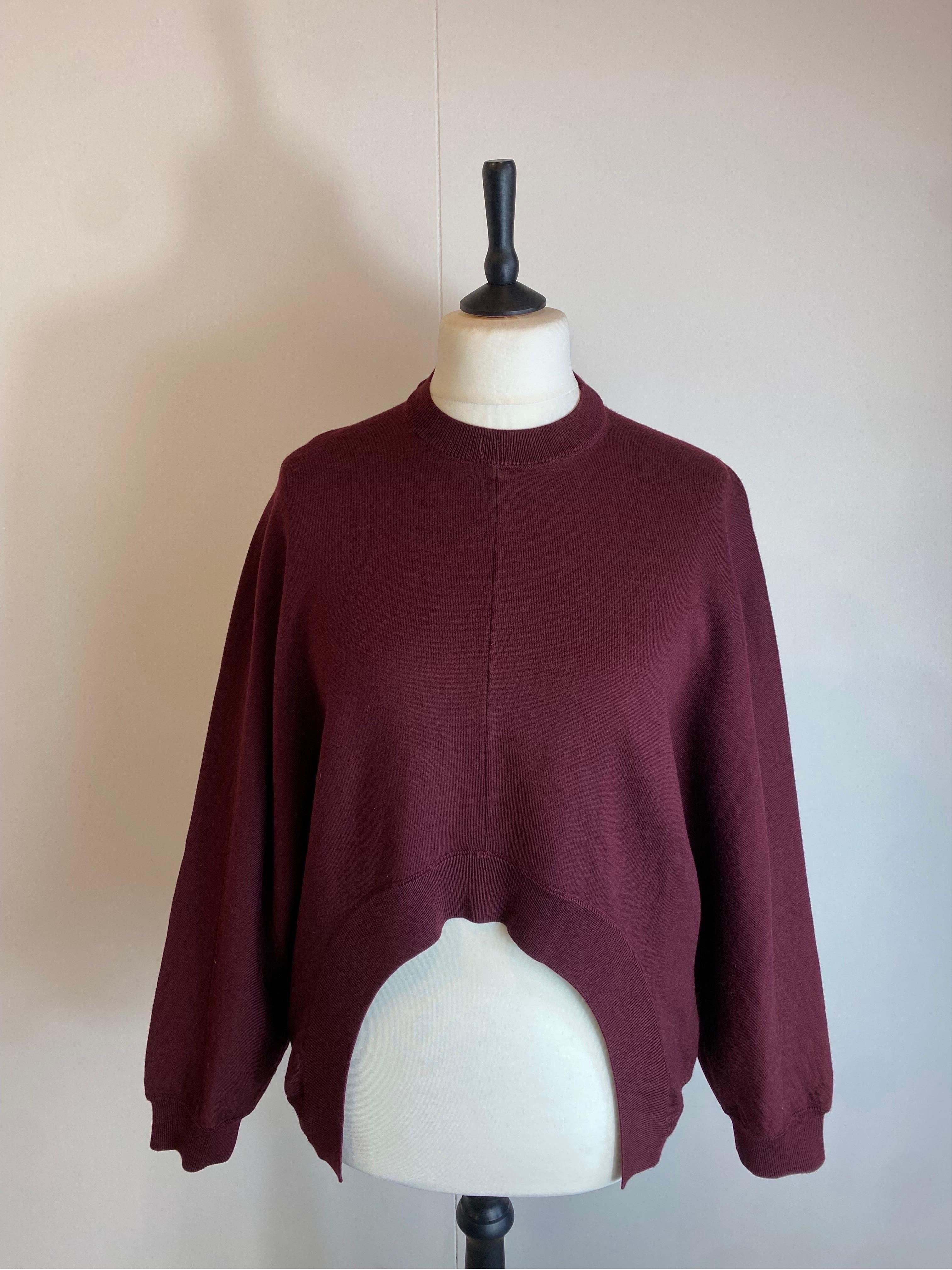 Marni Bordeaux sweatshirt.
In virgin wool. Elastic material.
Italian size 40. Large fit.
Shoulders 42 cm
Minimum length 42 cm
Maximum length 70 cm
Very good condition. It shows minimal signs of normal use.