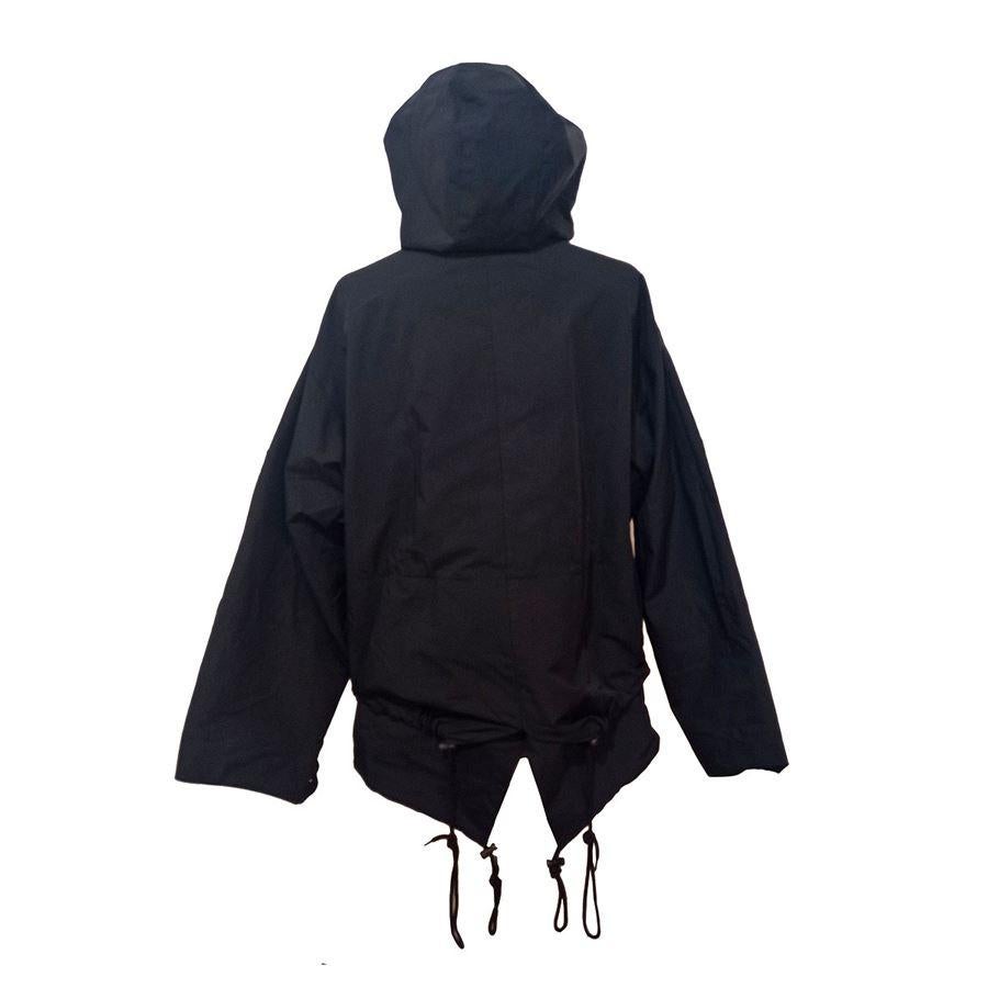 Reversible Polyester (95%) and elasthane Waterproof fabric Black or blue color Zip and buttons closure With hood 2 pockets Shoulder/hem cm 65 (25,5 inches) Shoulder cm 52 (20,4 inches)
