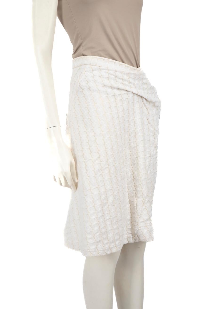 L'ÉTAT est très bon. L'usure de la jupe est à peine visible. Une petite marque vers le bas sur le côté avant gauche sur cet article de revente de designer Marni utilisé. L'étiquette de composition est décolorée.
 
 
 
 Détails
 
 
 Blanc
 
 Coton
 
