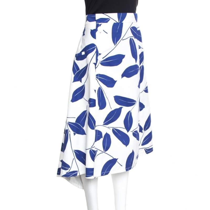 Stylish sophisticated and perfect for the minimalistic you this wrap skirt from Marni definitely needs to be on your wishlist The white and blue skirt is made of a cotton and linen blend and features lovely leaf motifs printed all over it. It