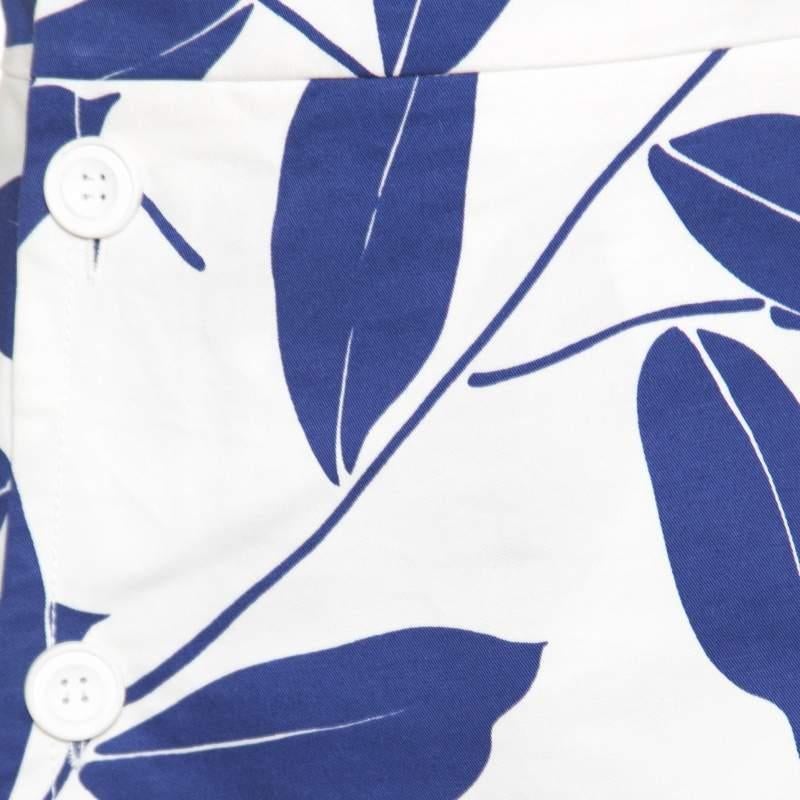 Marni White and Blue Leaf Print Cotton and Linen Drill Wrap Skirt M In Good Condition For Sale In Dubai, Al Qouz 2