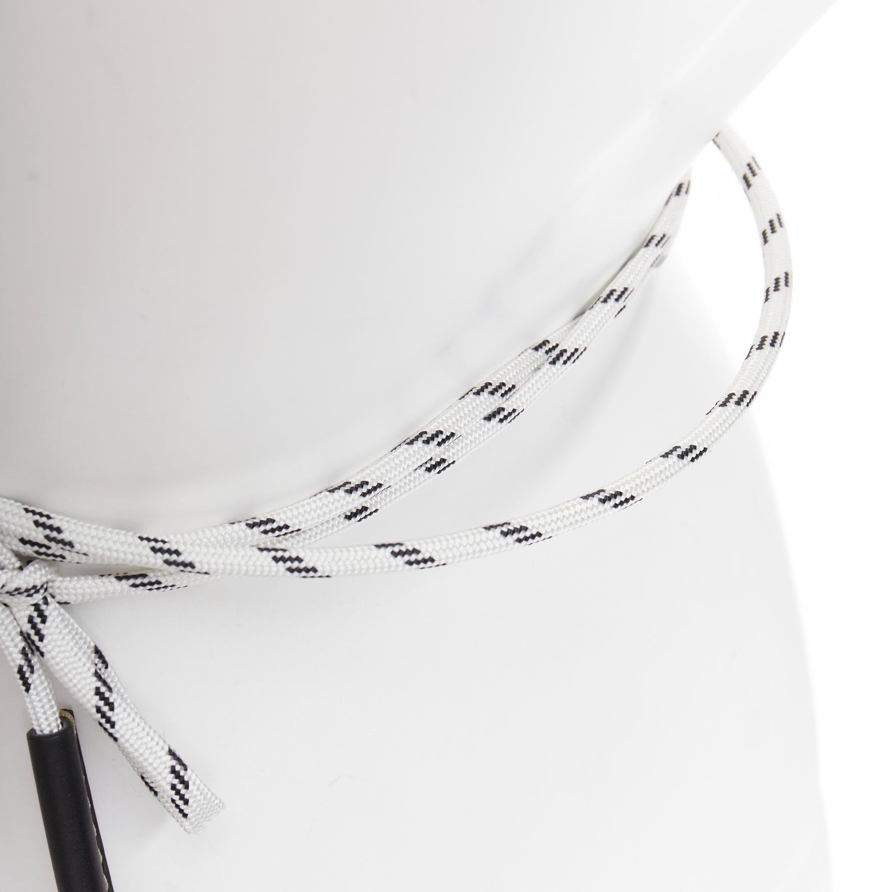 MARNI Weißer schwarzer Lederbesatz halb verdrahteter Krawattengürtel mit Seil Damen im Angebot