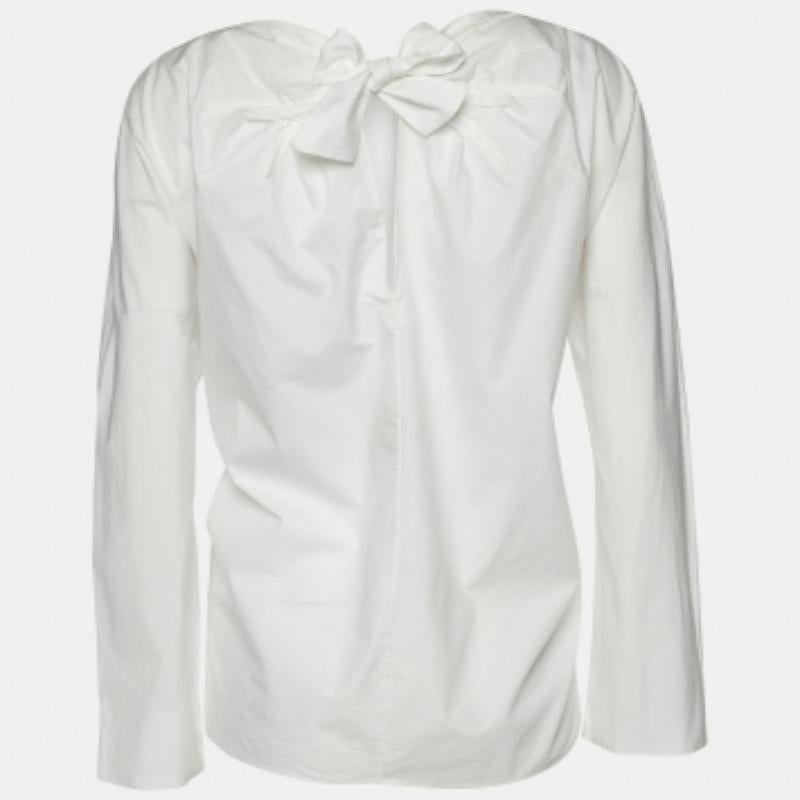 Diese weiße Bluse von Marni ist mit einer Krawatte versehen, die den hinteren Ausschnitt definiert und einen Hauch von moderner Weiblichkeit versprüht. Es hat lange Ärmel und wird mit einem bedruckten Rock und bunten Accessoires wunderschön aussehen.