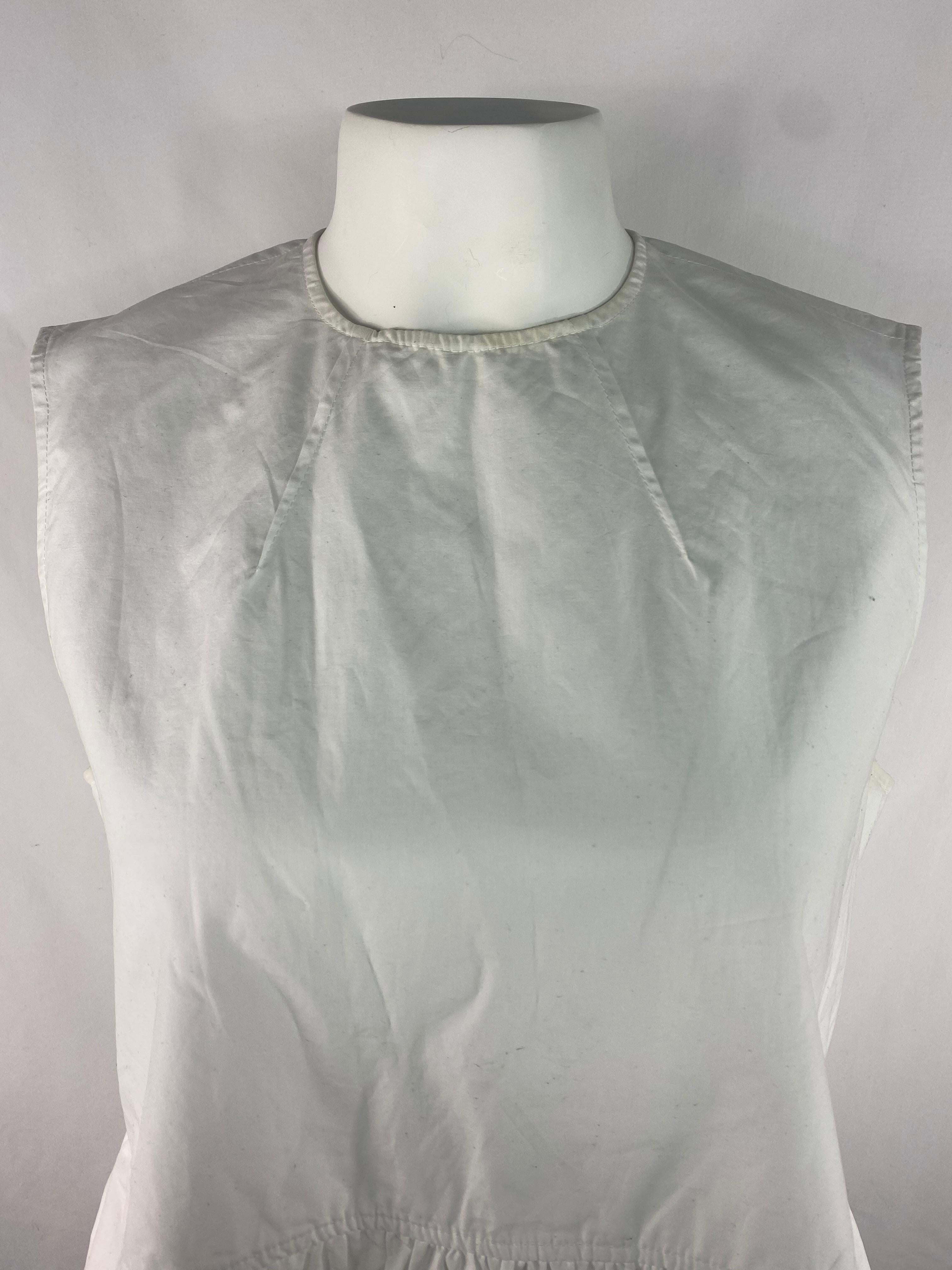 Einzelheiten zum Produkt:

Die Bluse hat einen Rundhalsausschnitt, ein ärmelloses Design mit Schlagdetail von der Taille bis zum unteren Ende des Oberteils und einen Reißverschluss hinten.
Hergestellt in Italien