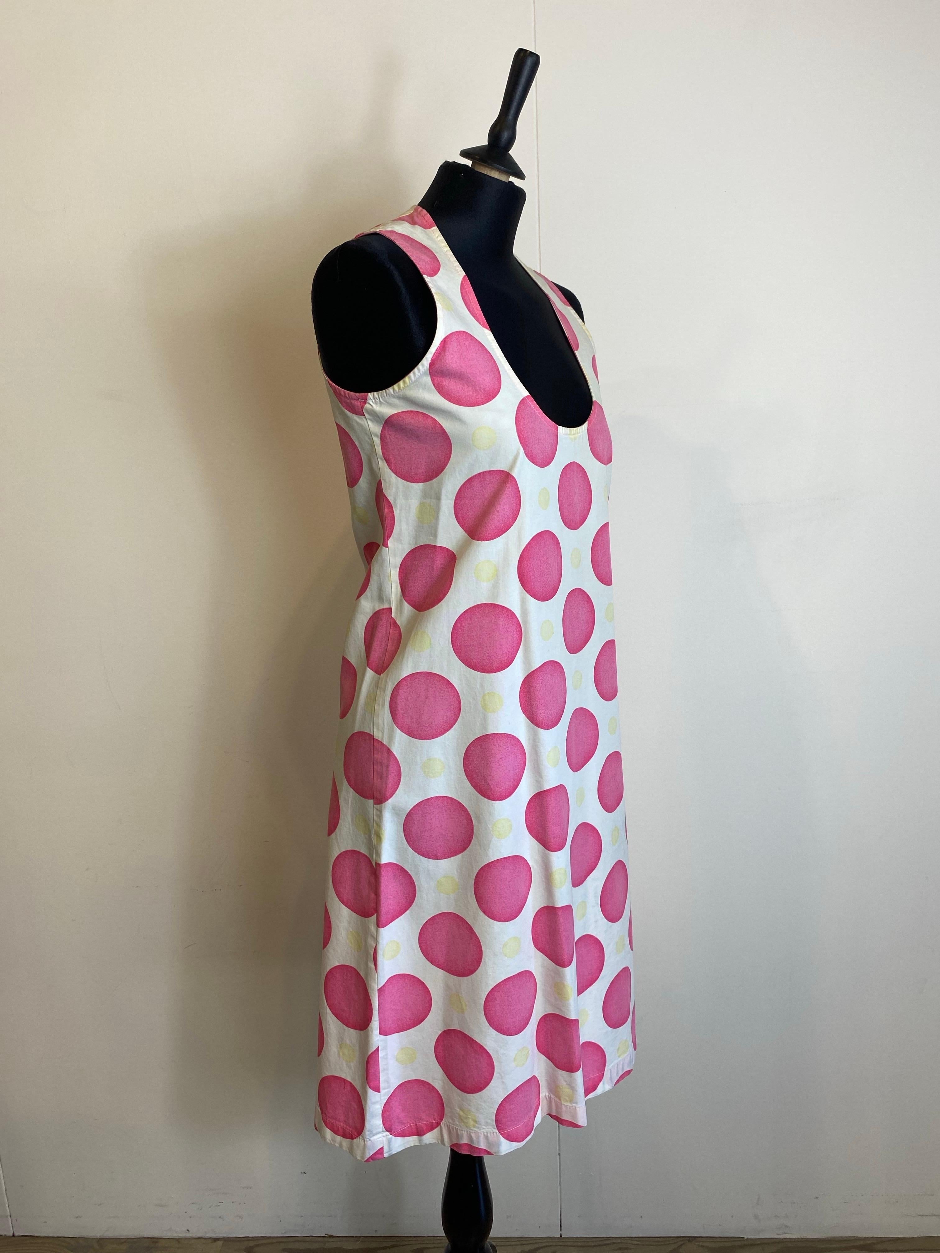 Abito bianco di Marni con pois rosa.
Taglia 42 IT.
100% cotone.
Lunghezza 100 cm.
Ottime condizioni, presenta segni di utilizzo come mostrato nelle foto.