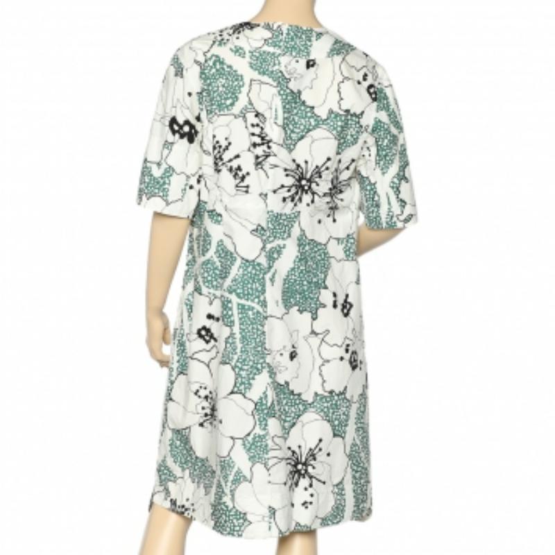 Mit diesem schicken Kleid von Marni sind Ihre Sommer-Outfits auf jeden Fall gerüstet! Es ist aus weißem Baumwollstoff mit Blumendruck in Midilänge genäht. Es verfügt über einen V-Ausschnitt, einen Reißverschluss und zwei Außentaschen. Tragen Sie