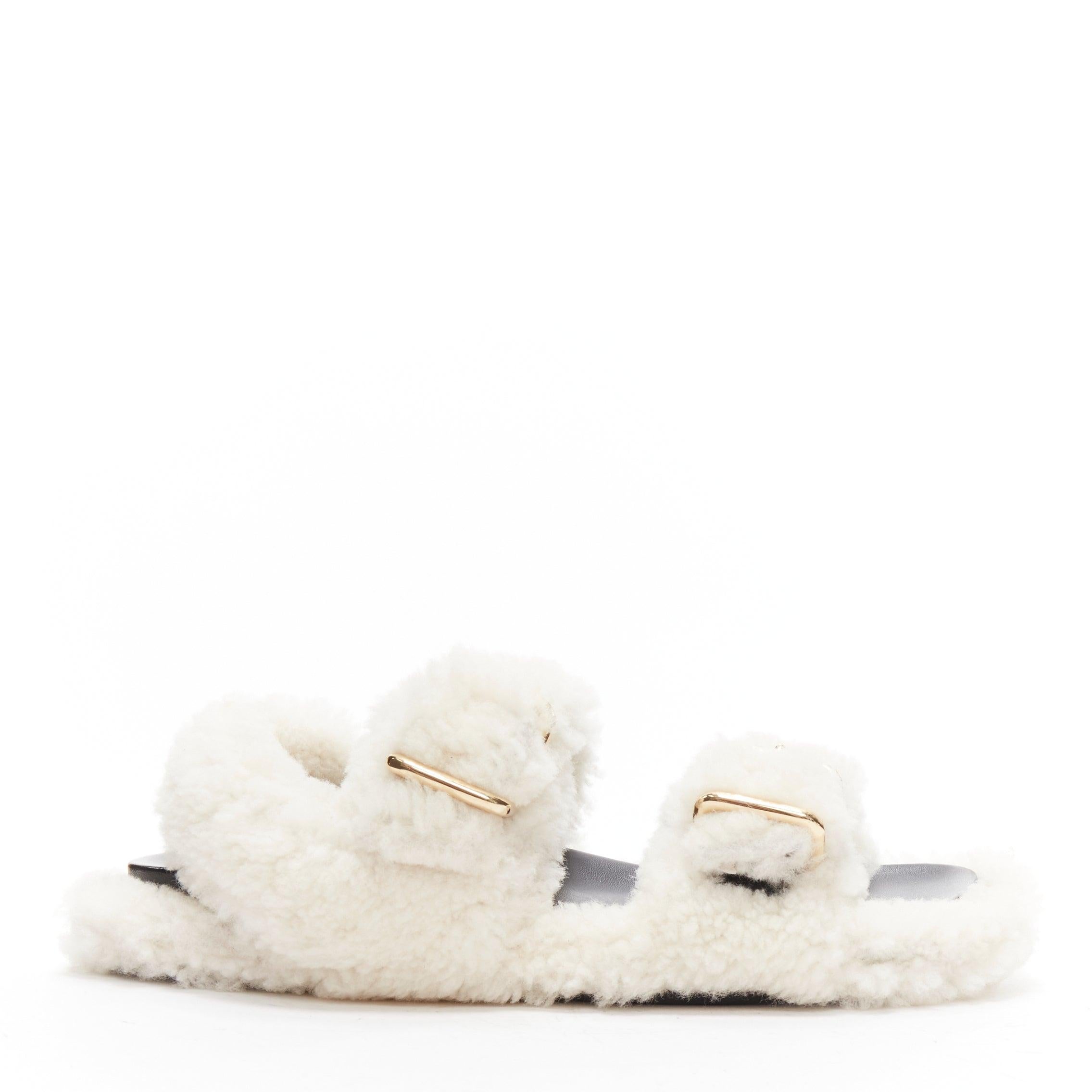 MARNI white shearling gold buckles double strap black leather lined flat sandals EU38
Reference: LNKO/A02202
Brand: Marni
Material: Shearling, Leather, Metal
Color: White, Gold
Pattern: Solid
Closure: Buckle
Lining: Black Leather
Extra Details: