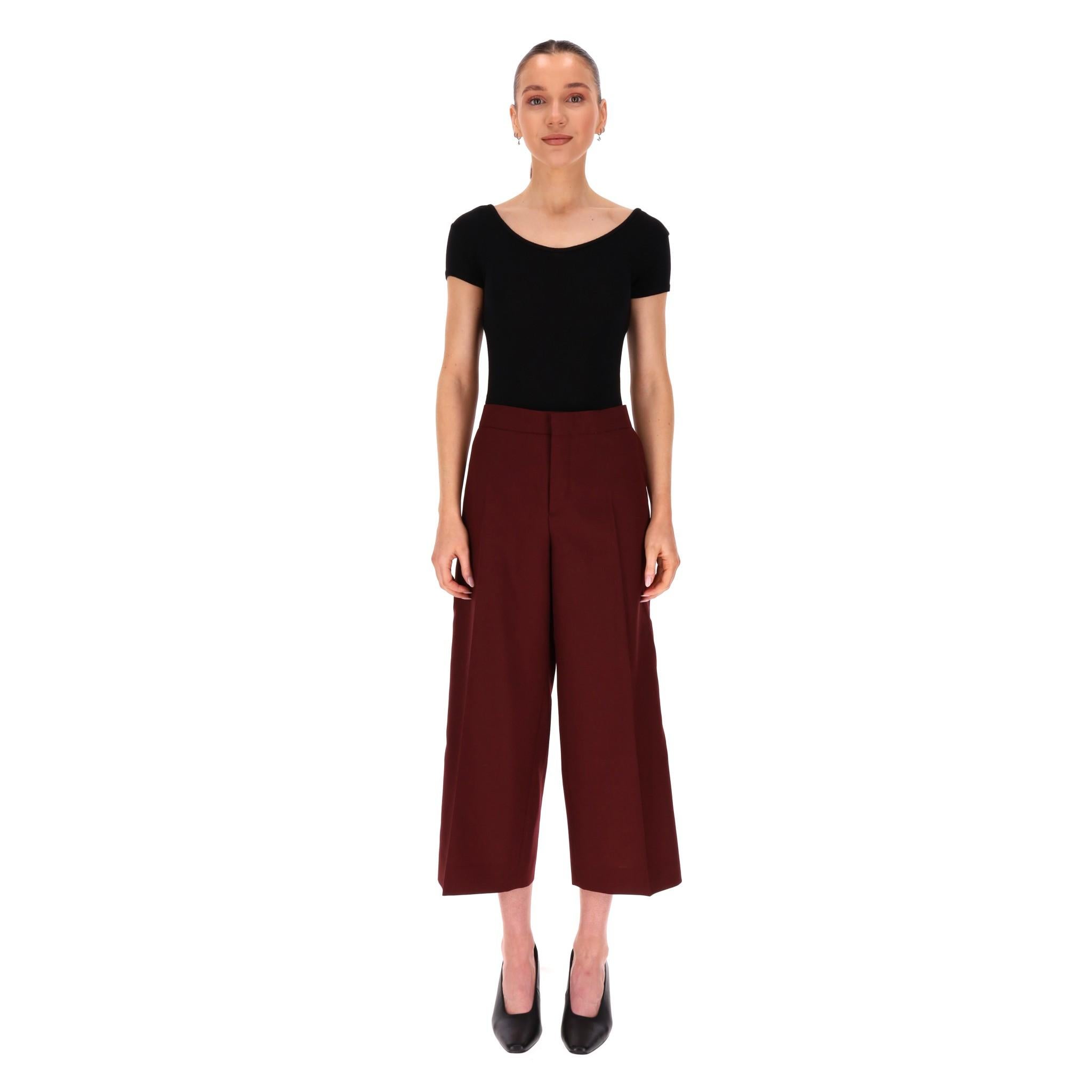 Marni Wide-Leg Cropped Wool Trousers

Burgundy wide-leg trousers fully crafted from wool.

Featuring cropped-fit and contract stitching detailing along the sides.

Rrp Approx. £550

Size – 40FR

Condition – Very Good

Composition – 100% Wool