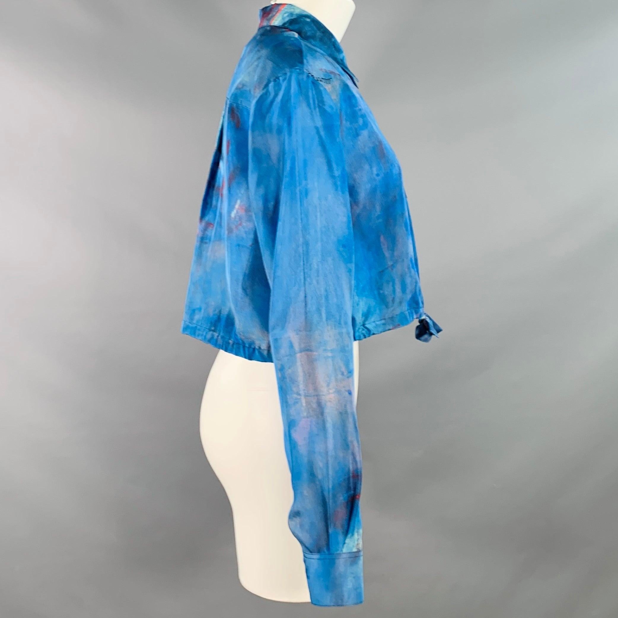 MARNI x FLAMINIA VERONESI robe top
en soie bleue et rouge, avec un motif aquarelle, un style court et une fermeture boutonnée avec cordon de serrage à la taille. Fabriqué en Italie. Excellent état. 

Marqué :   IT 38 

Mesures : 
 
Épaule : 16