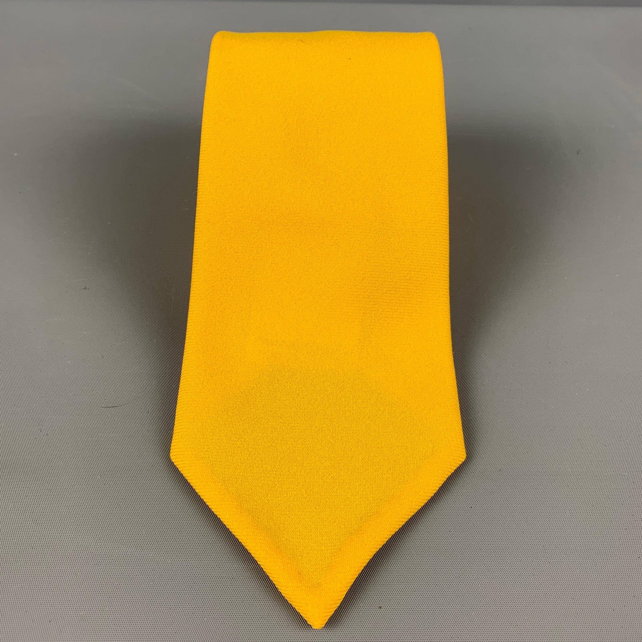 La cravate classique en polyester de Marni se caractérise par une base jaune frappante. Fabriquées en Italie.
Très bon état d'origine.

 

Mesures : 
  
Largeur : 3,5 pouces 
Longueur : 56 pouces 



  
  
 
Référence Sui Generis : 124145
Catégorie