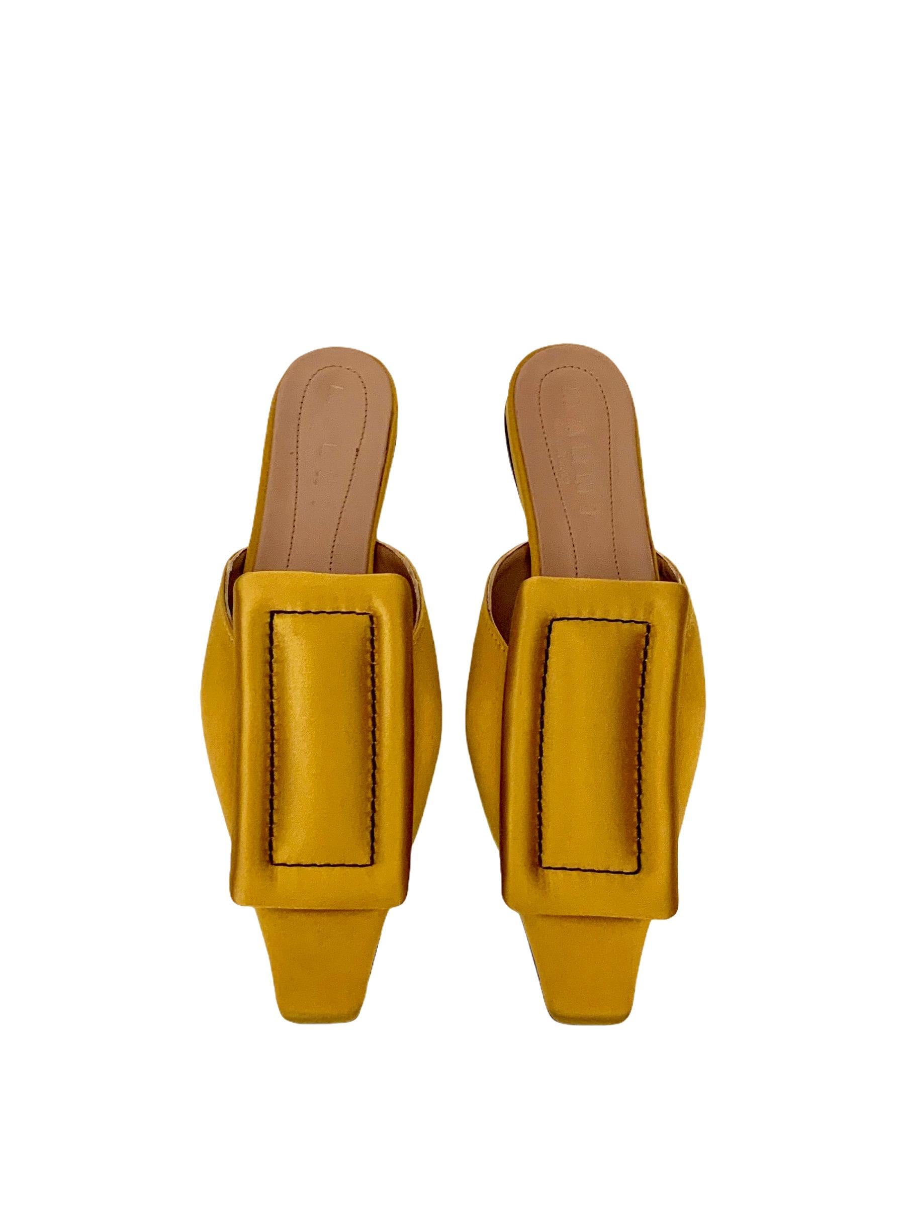 These pre-owned but new square-toe mules from the house of Marni are crafted in a beautiful yellow gold satin with contrast stitching.
Flat heels covered with matching satin.

Collection: Spring-Summer 2021
Fabric: 72% viscose, 28% silk
Insole and