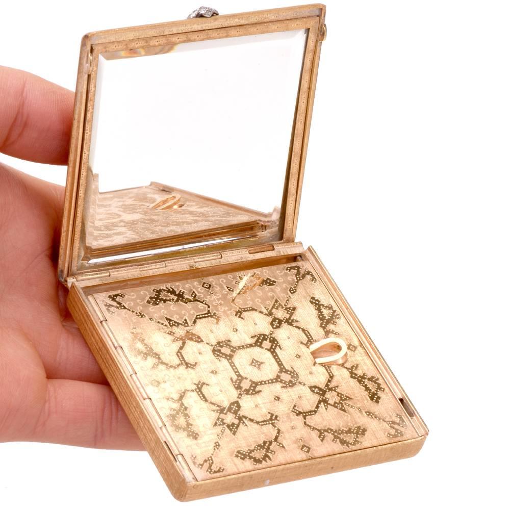 This Mario Buccellati vintage diamond 18K yellow gold compact box from 1940's features a diamond accent closure in 18K white gold with rose-cut diamonds. The case itself is made with 18K yellow gold in Buccellati's traditional lattice style design.