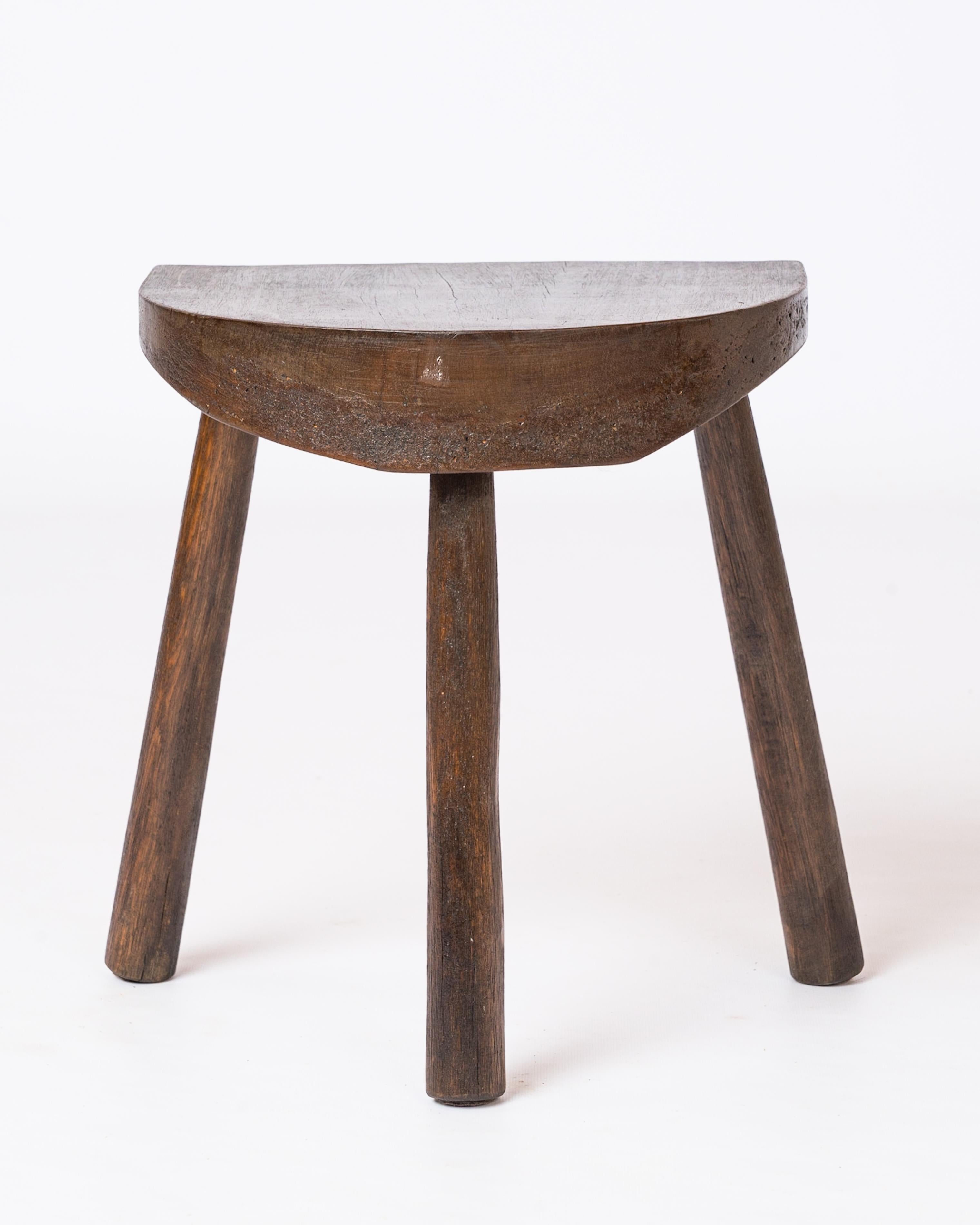 Taburete trípode Graphic solid oscurecido wook.  El perfil del  El asiento se estrecha hacia delante. 
Resistente y en buen estado vintage. Algunas marcas y superficies rugosas en los bordes.
Este taburete se envía desde Francia y puede devolverse a