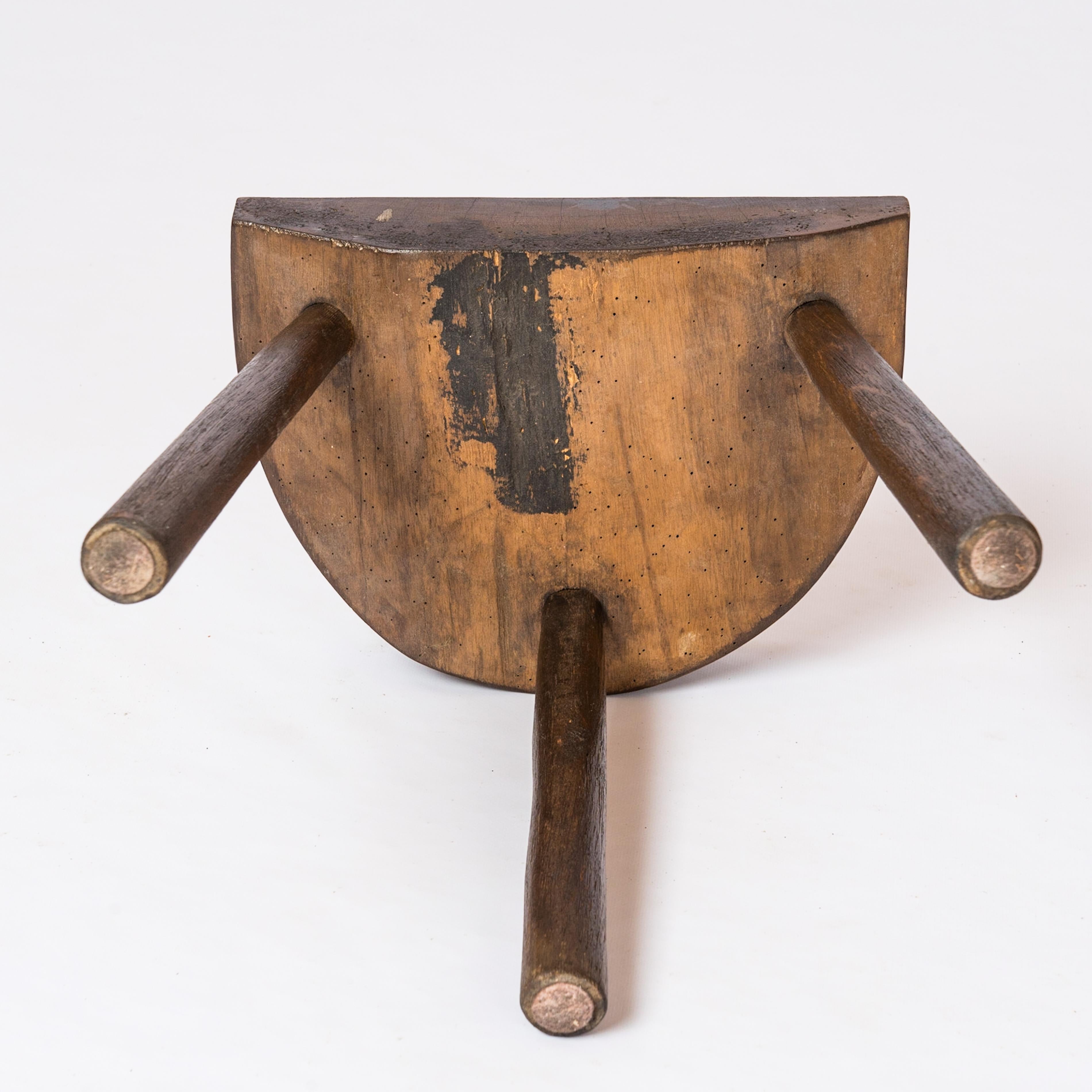 Taburete Trípode de Madera Maciza Oscurecida de la Época de Marolles con Asiento Cónico - Francia Años 60 Francés en venta