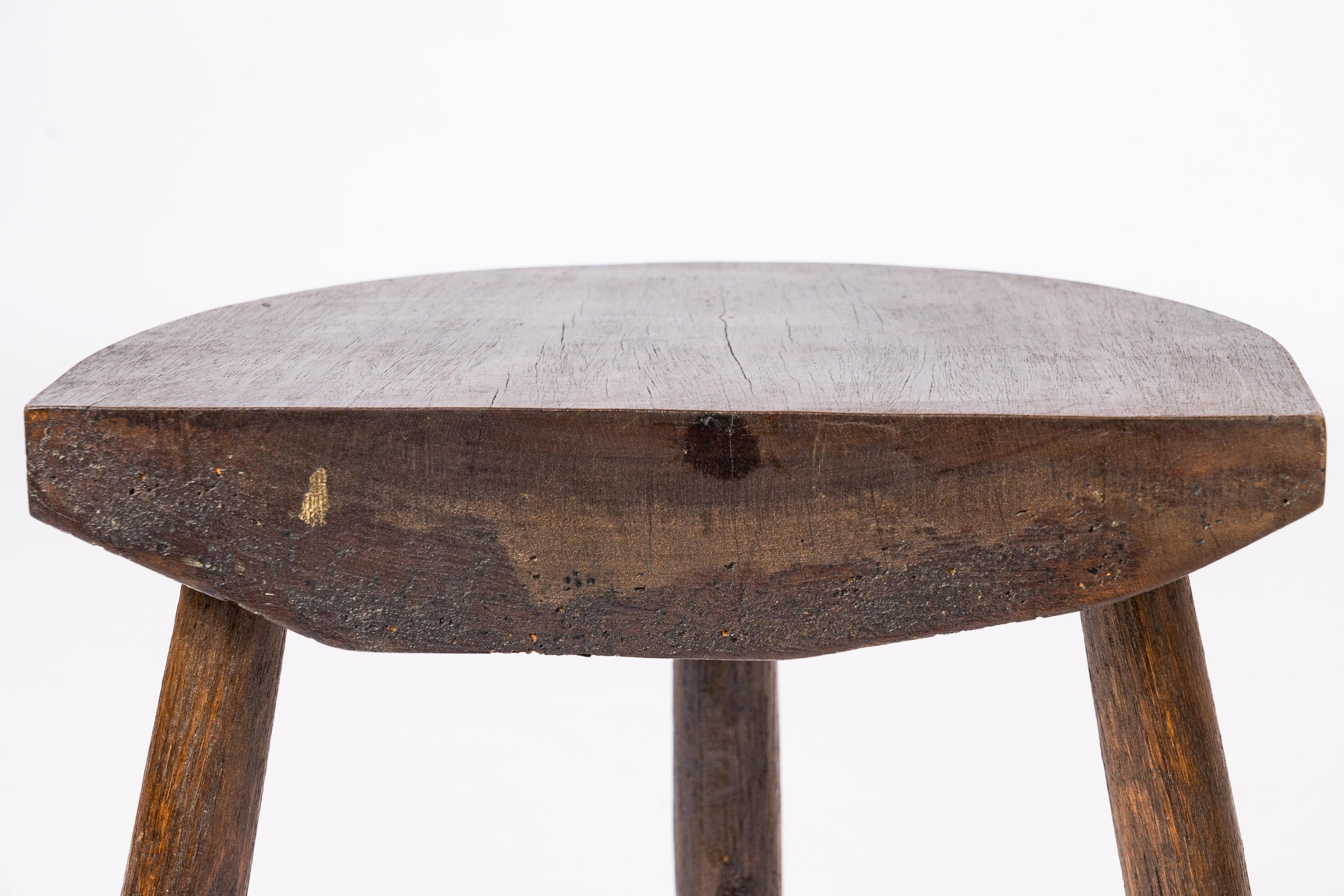 Taburete Trípode de Madera Maciza Oscurecida de la Época de Marolles con Asiento Cónico - Francia Años 60 Patinado en venta