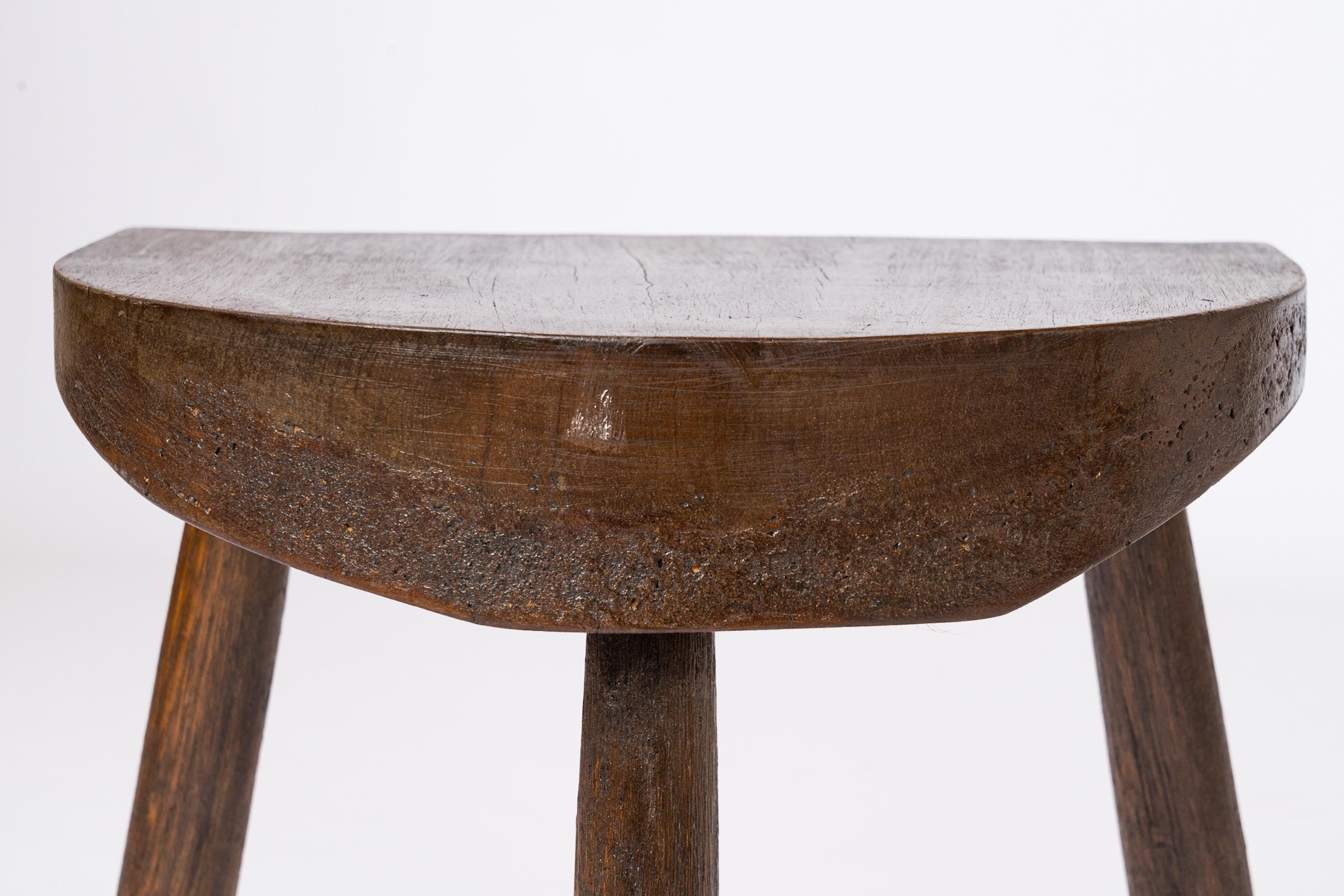 Taburete Trípode de Madera Maciza Oscurecida de la Época de Marolles con Asiento Cónico - Francia Años 60 en Bastante bueno estado para la venta en New York, NY