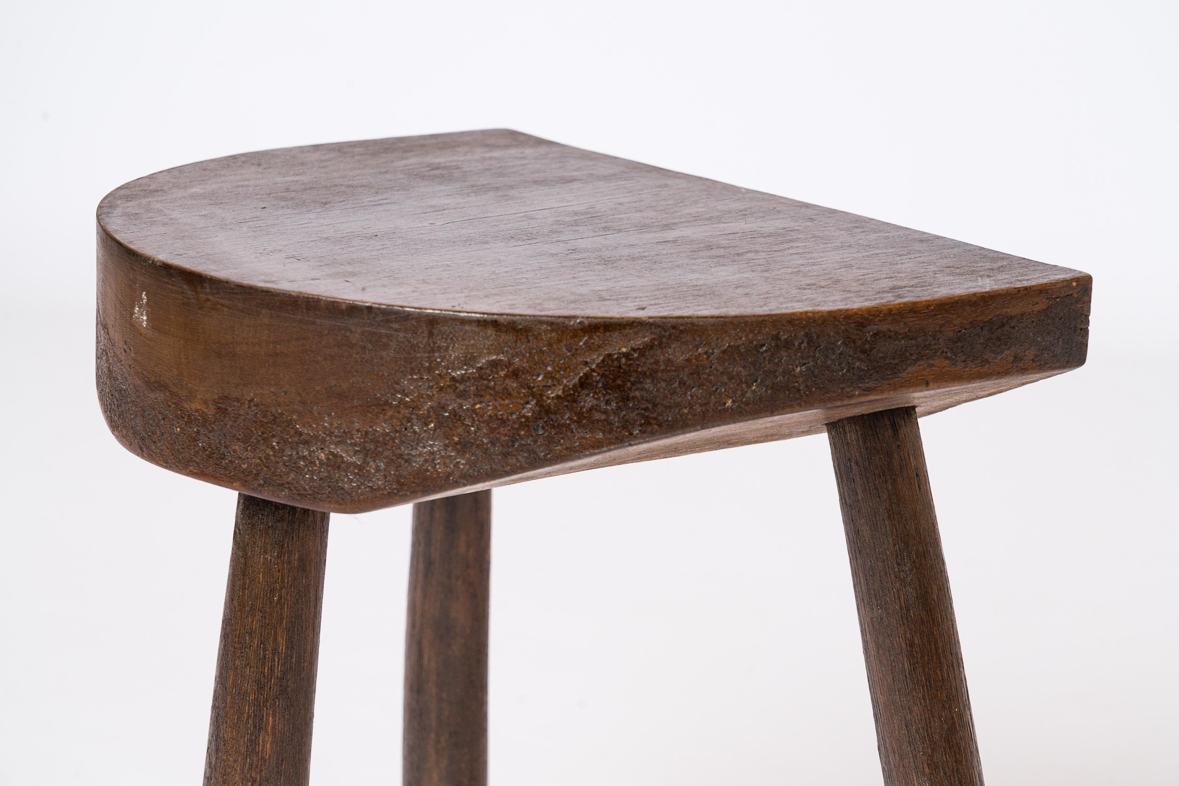 Taburete Trípode de Madera Maciza Oscurecida de la Época de Marolles con Asiento Cónico - Francia Años 60 mediados del siglo XX en venta