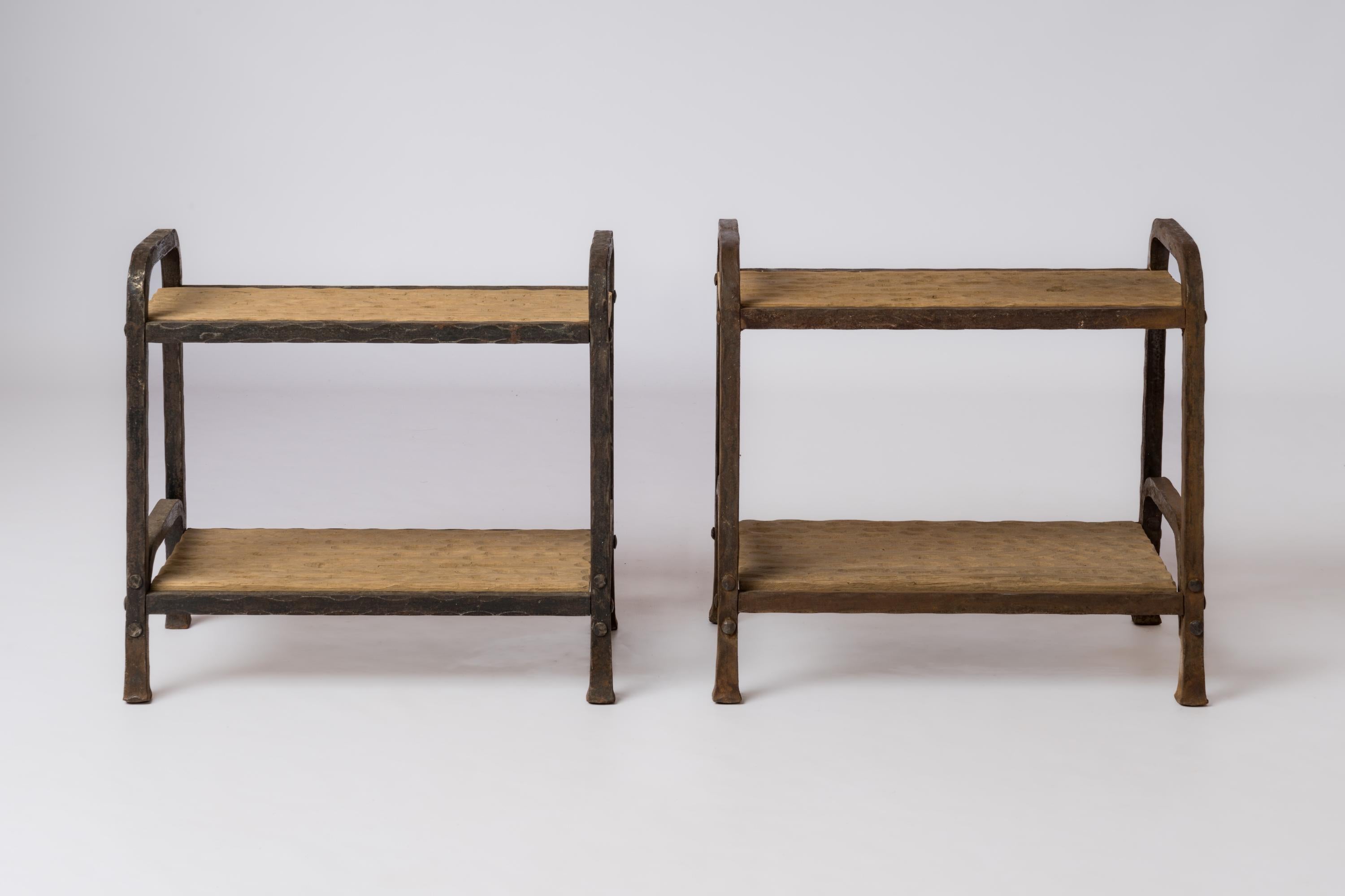 Zwei brutalistische Beistelltische mit schmiedeeisernem Sockel mit umgedrehten Doppelbögen und Platten aus massiver Eiche mit gehobelter Oberfläche.
Die Abdeckungen wurden von einem Schreiner angefertigt, um die fehlenden Abdeckungen zu ersetzen.