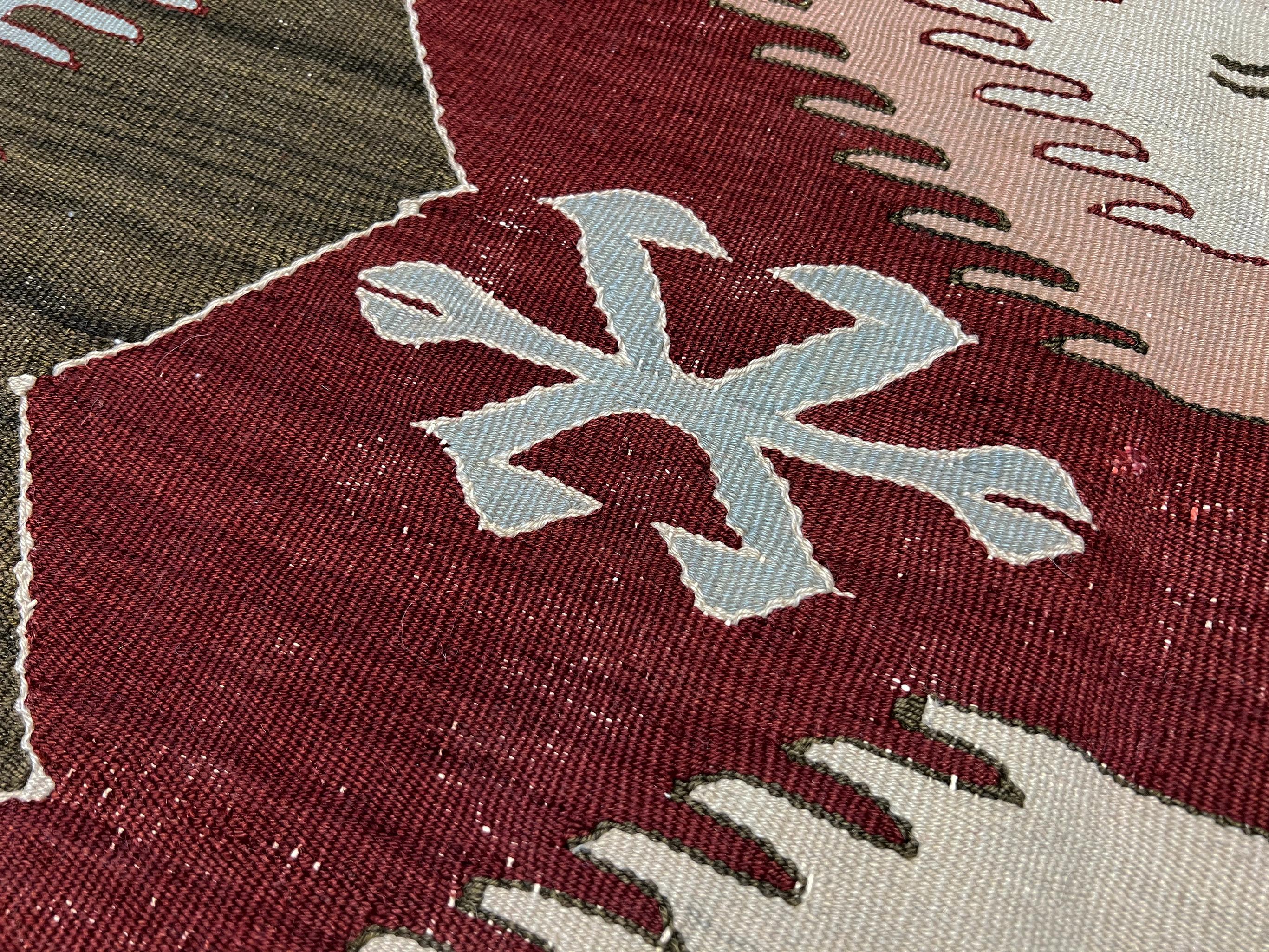 Ce kilim vintage d'Afyon, datant des années 1960, capture le rythme audacieux et l'authenticité du tissage de l'Anatolie occidentale. Tissé à la main par des artisans de la région d'Afyon en Turquie, il présente des motifs tribaux classiques - les