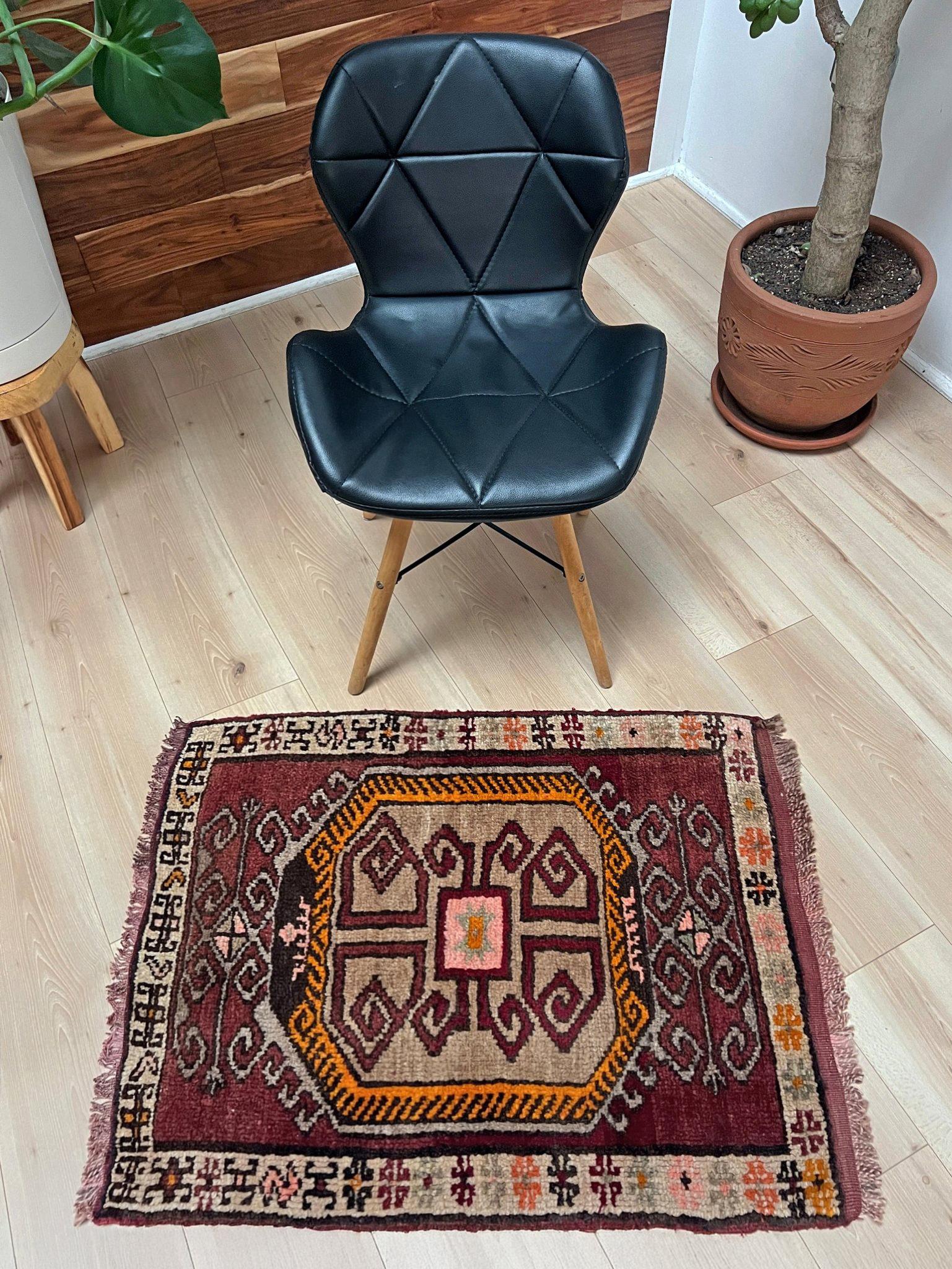 Rustique Mini tapis Anatolien Yastik Village Marron • Tapis de bain / paillasson turc vintage en vente