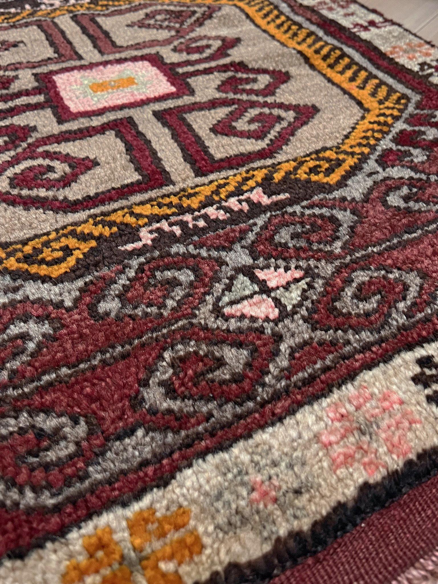 Mini tapis Anatolien Yastik Village Marron • Tapis de bain / paillasson turc vintage Bon état - En vente à Burlingame, CA