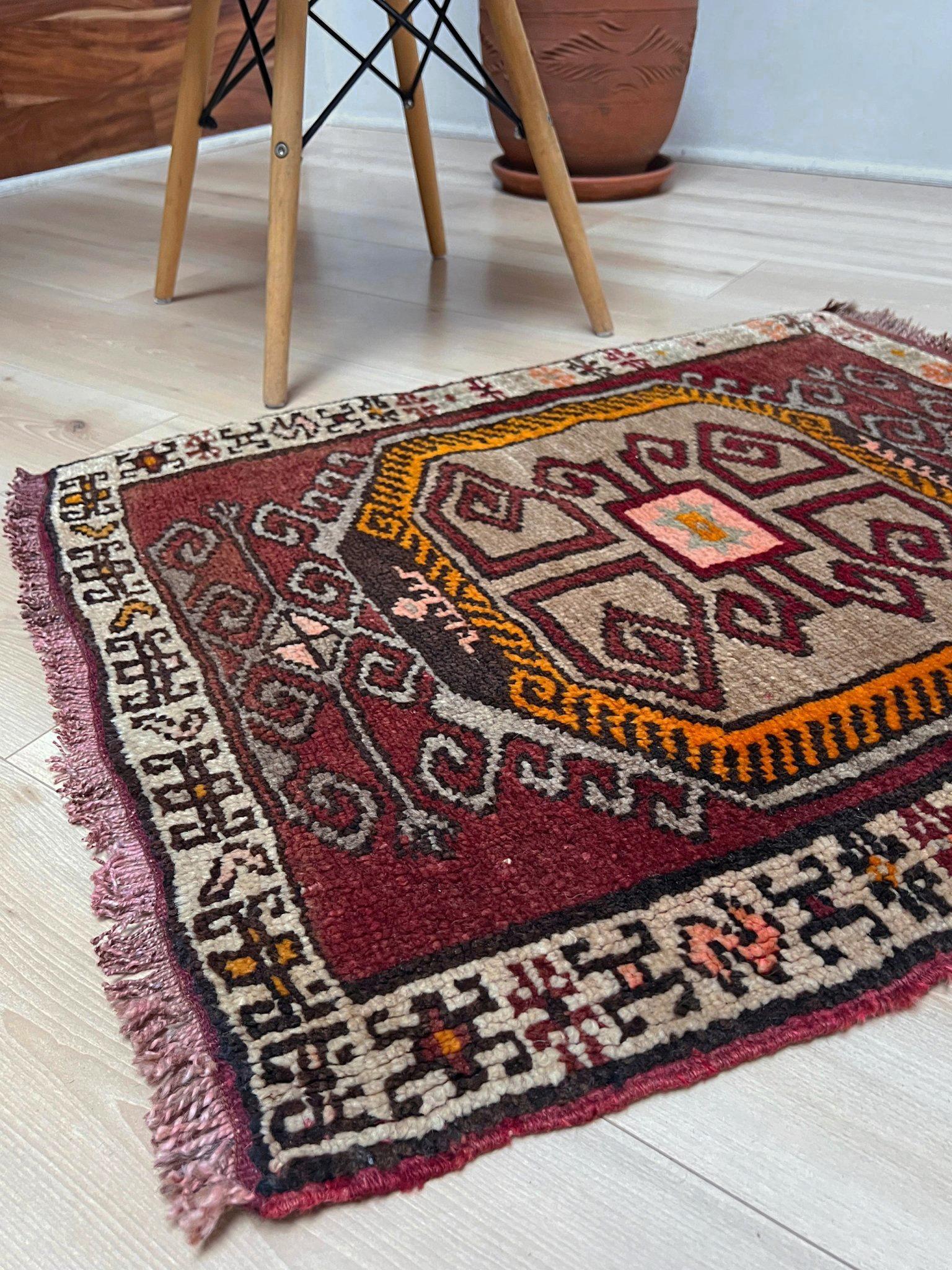 Turc Mini tapis Anatolien Yastik Village Marron • Tapis de bain / paillasson turc vintage en vente