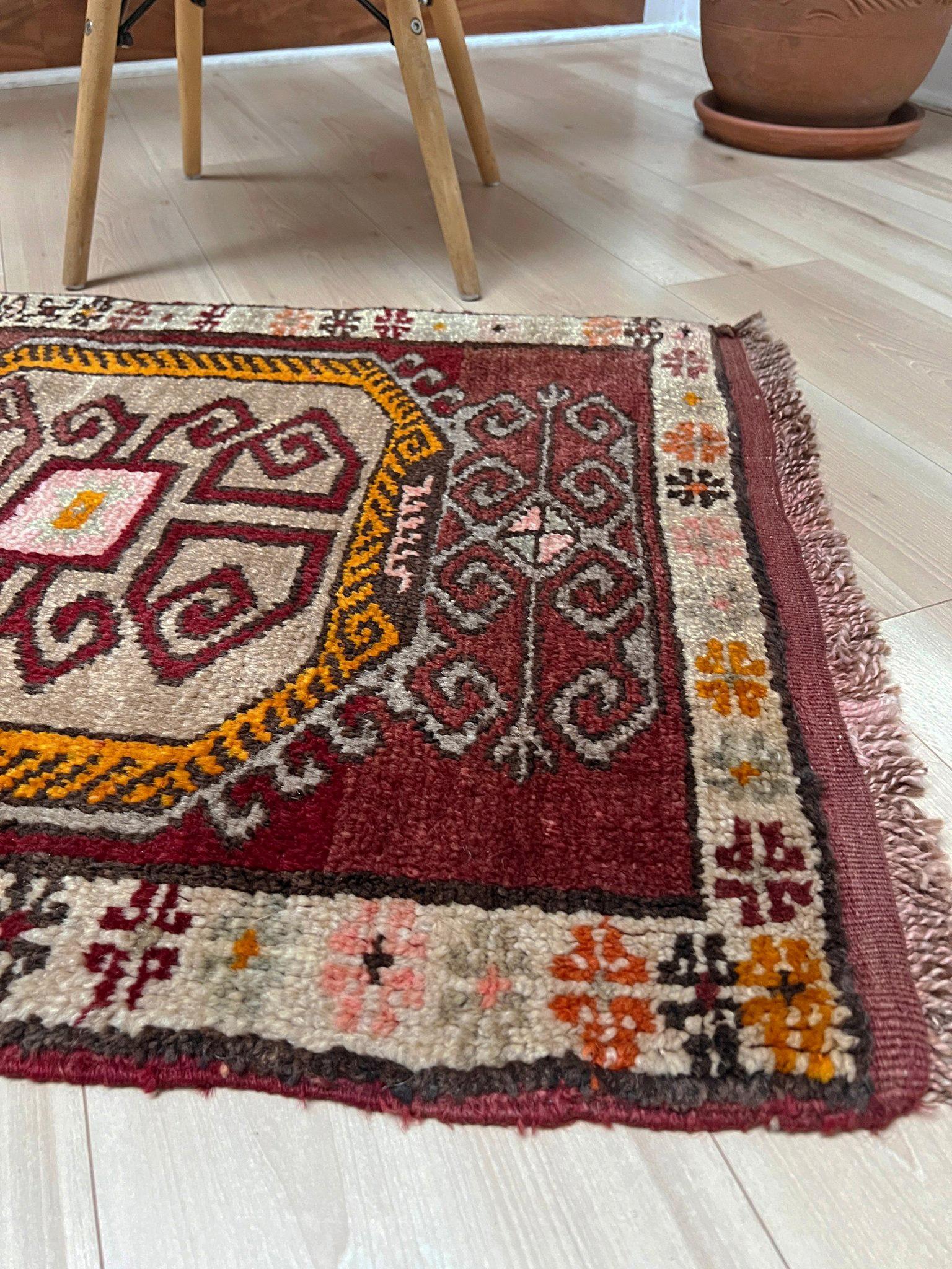 Noué à la main Mini tapis Anatolien Yastik Village Marron • Tapis de bain / paillasson turc vintage en vente