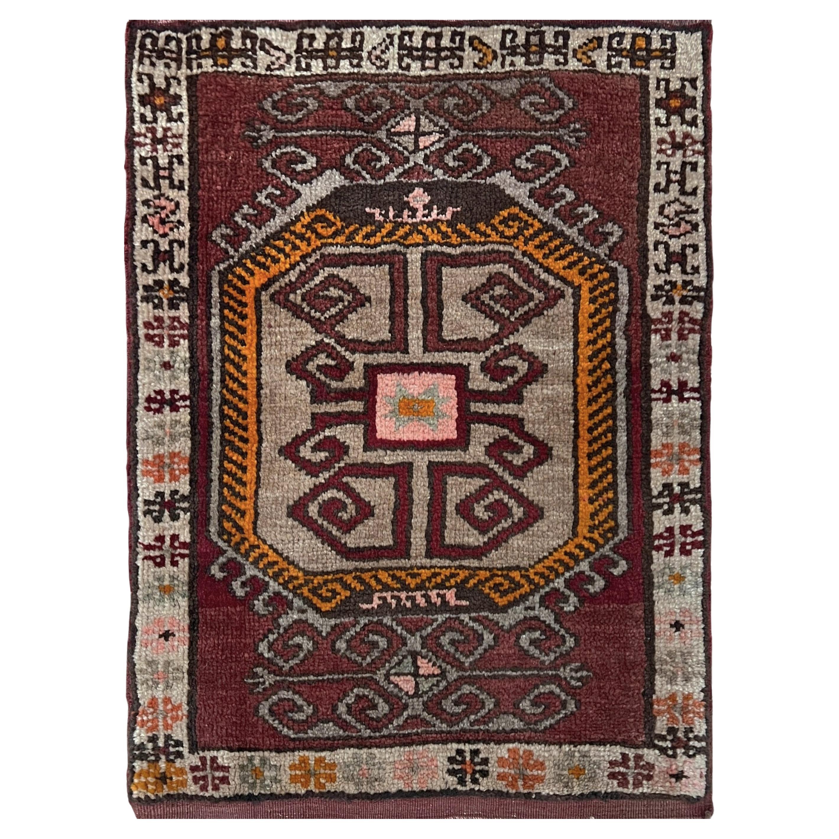 Kastanienbrauner anatolischer Yastik-Dorf-Miniteppich - • Vintage Türkische Badematte / Fußmatte