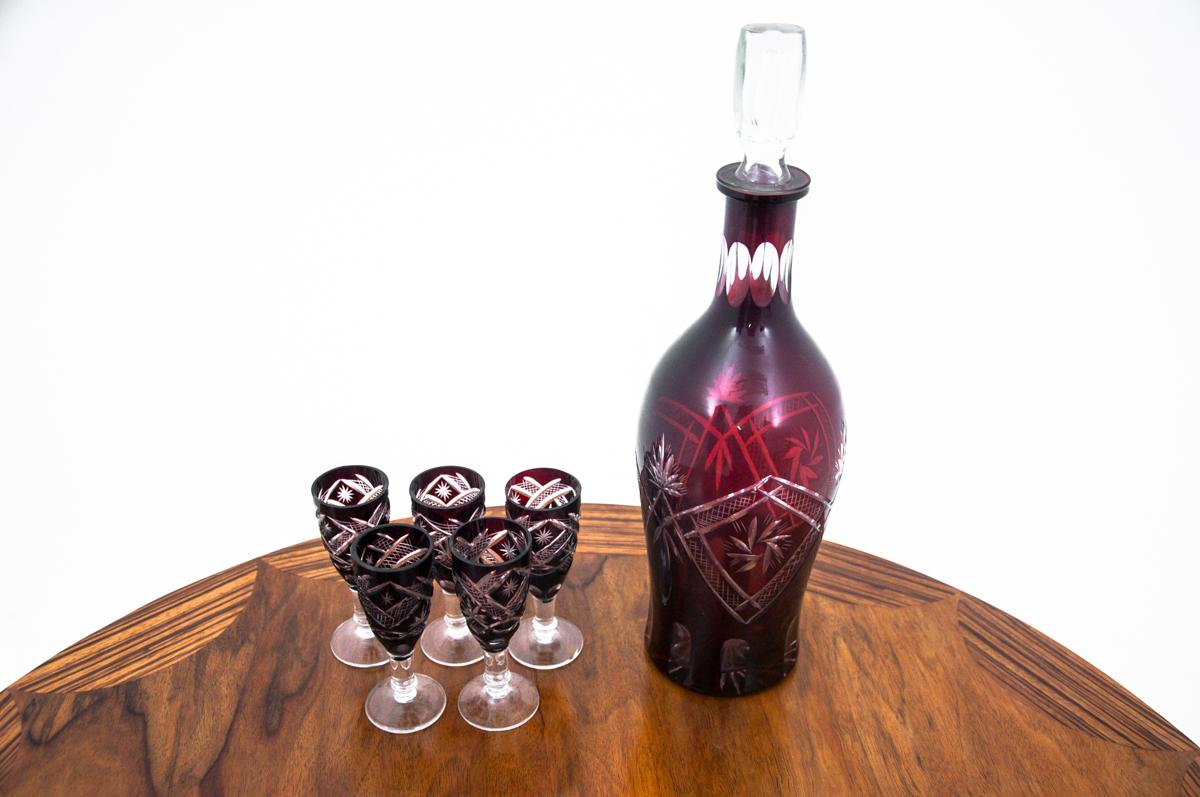 Crystal decanter in burgundy color with five liqueur glasses, made in Germany in the 1960s. Very good condition.

The height of the decanter is 32.5 cm / diameter is 10 cm

The glass is 10 cm high / 3.5 cm in diameter.
