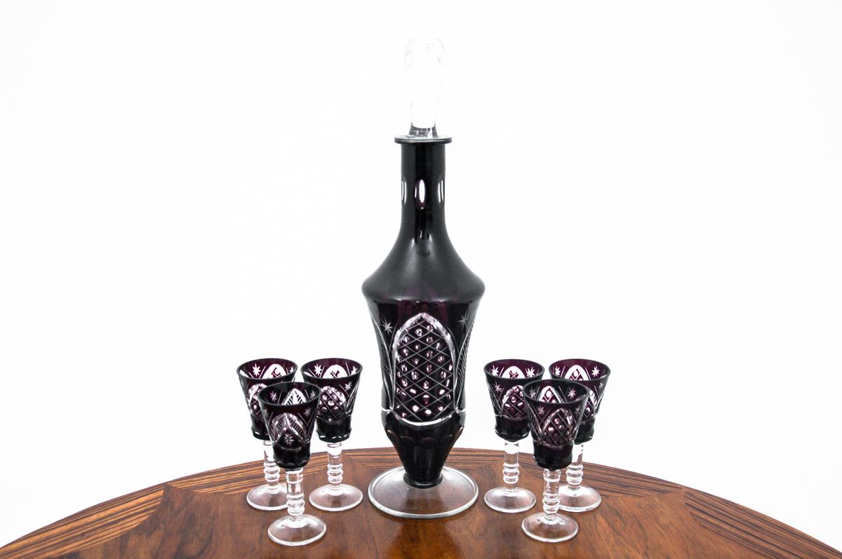 Crystal decanter in burgundy color with six liqueur glasses, produced in Germany in the 1960s. Very good condition.
Decanter height 34 cm / diameter 9 cm
Height of the glasses 10.5 cm / diameter 3.5 cm.