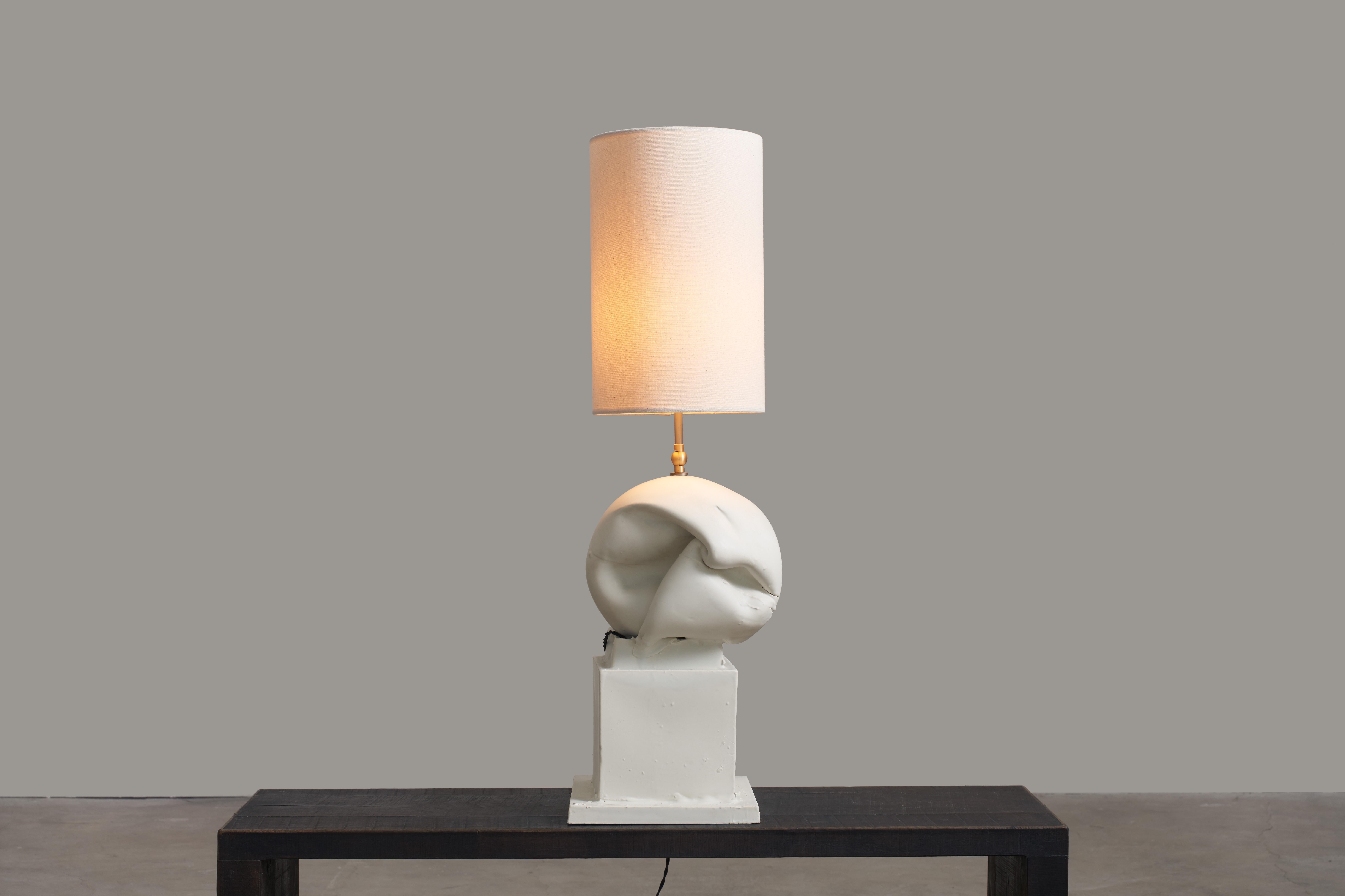 Lámpara de mesa Marostica y Cassola de Jenna Basso Pietrobon
Dimensiones: An 30 x Pr 20 x Al 100 cm
Materiales: Cerámica.


Jenna Basso Pietrobon, nacida en 1986, es una artista cuya obra ahonda en cuestiones sociales a través de la lente de sus