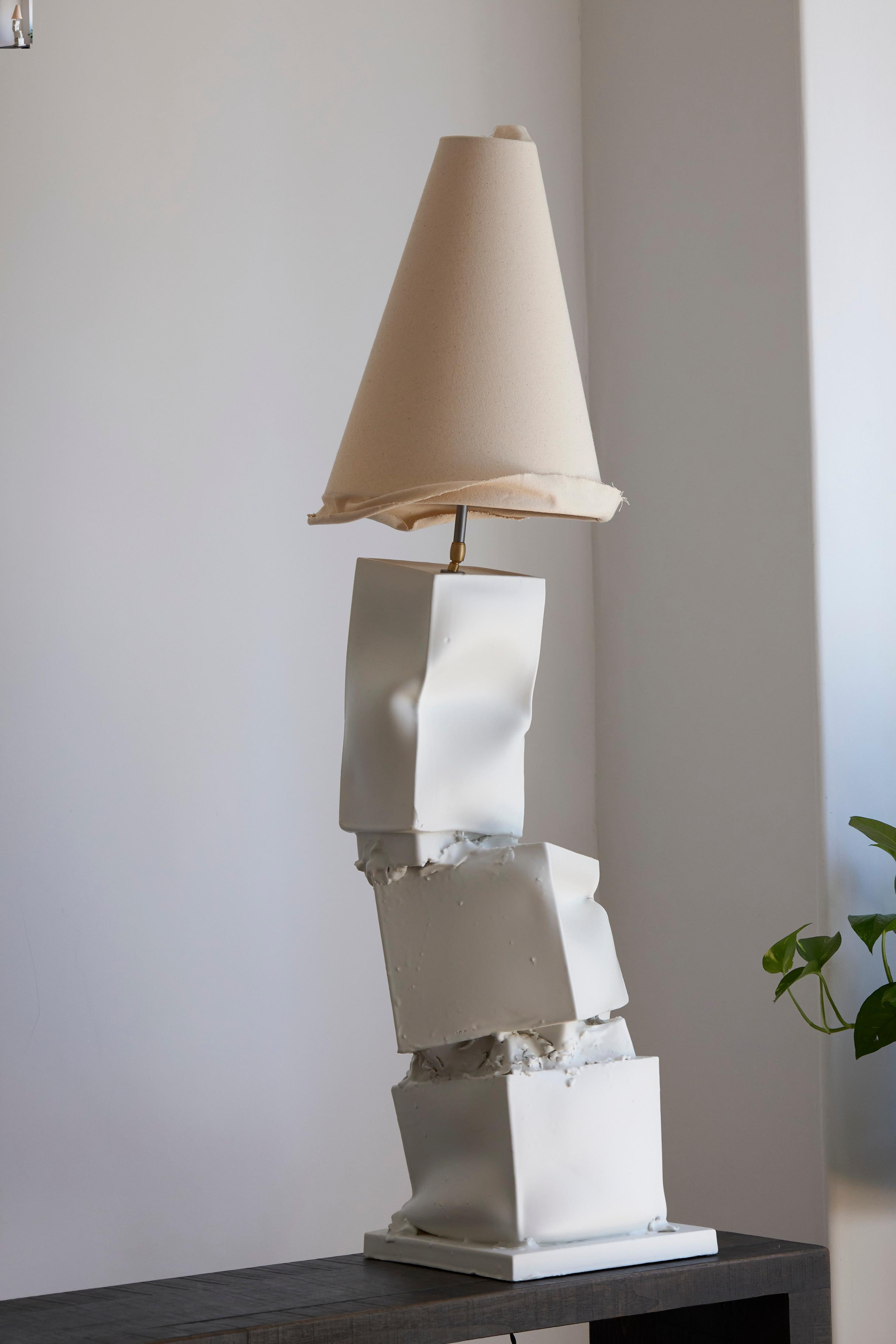 Lámpara de mesa Marostica y Brenta de Jenna Basso PietrobonDimensiones: An 32 x Pr 30 x Al 120-135 cm
Materiales: Cerámica.


Jenna Basso Pietrobon, nacida en 1986, es una artista cuya obra ahonda en cuestiones sociales a través de la lente de sus