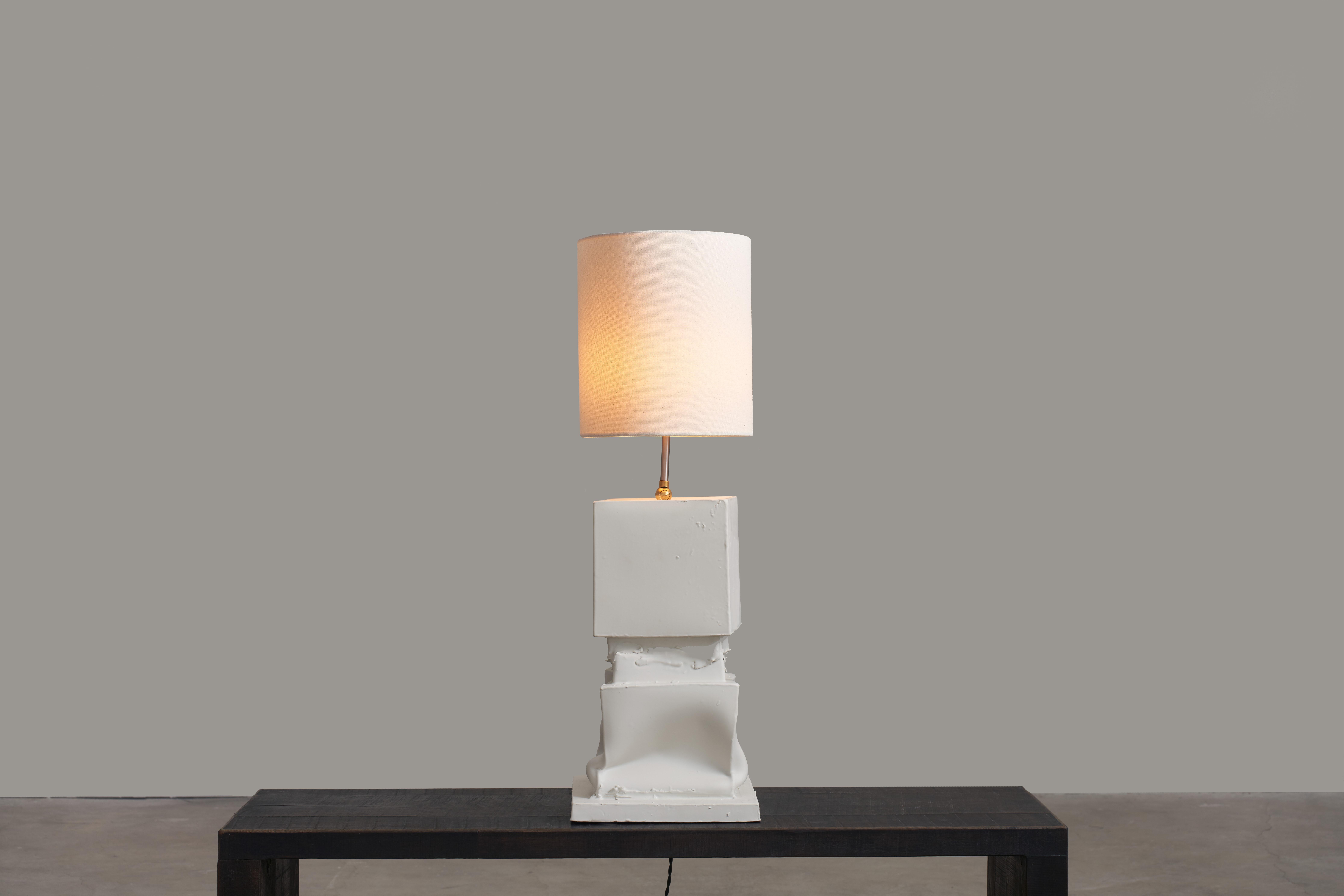 Lámpara de mesa Marostica y Marostica de Jenna Basso Pietrobon
Dimensiones: An 37 x Pr 27 x Al 82 cm
Materiales: Cerámica.
Peso: 4 Kg.

Jenna Basso Pietrobon, nacida en 1986, es una artista cuya obra ahonda en cuestiones sociales a través de la