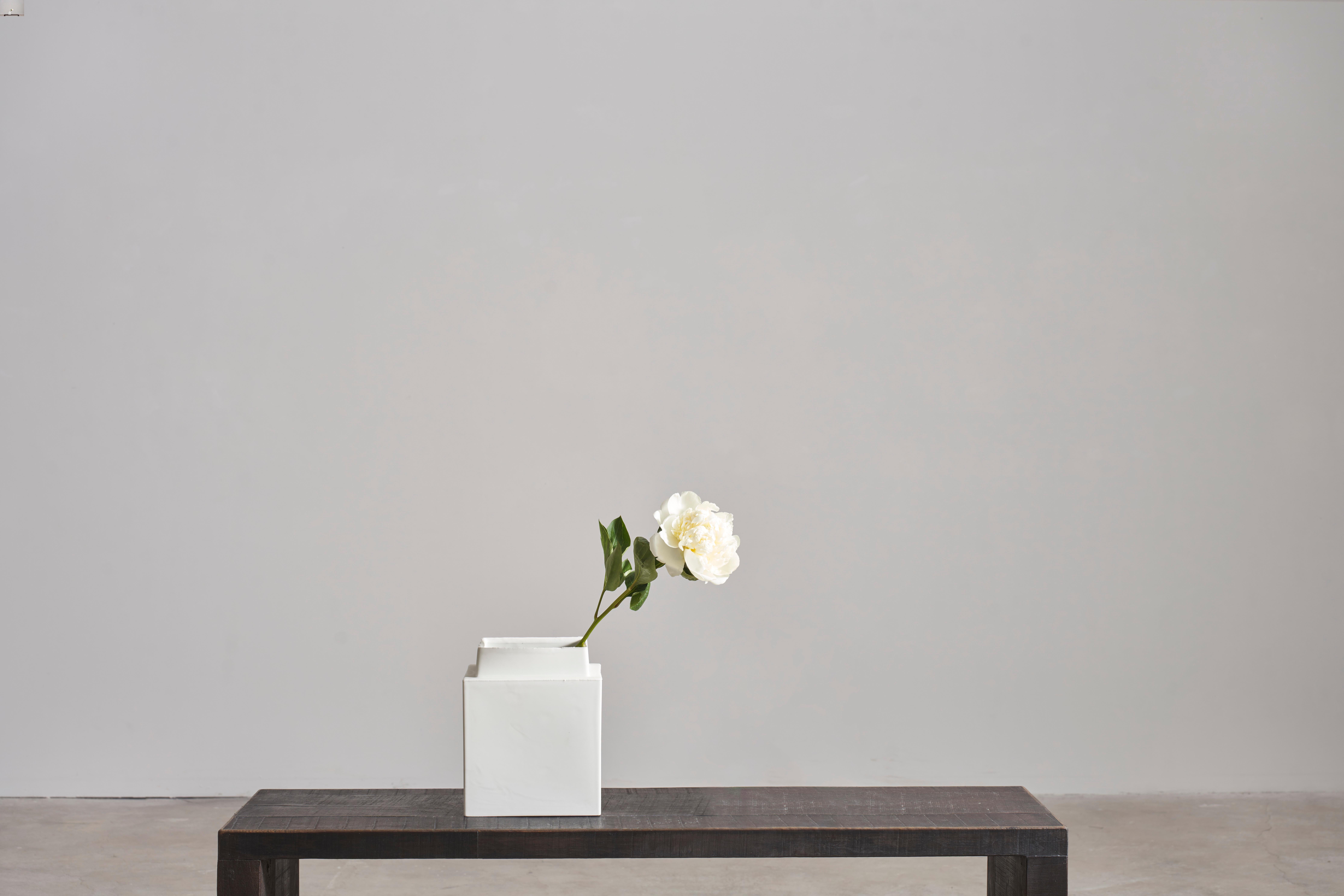 Vaso Marostica di Jenna Basso Pietrobon
Dimensioni: L 20 x P 20 x H 25 cm
Materiali: Ceramica.


Jenna Basso Pietrobon, nata nel 1986, è un'artista il cui lavoro analizza i problemi della società attraverso la lente delle sue esperienze personali.