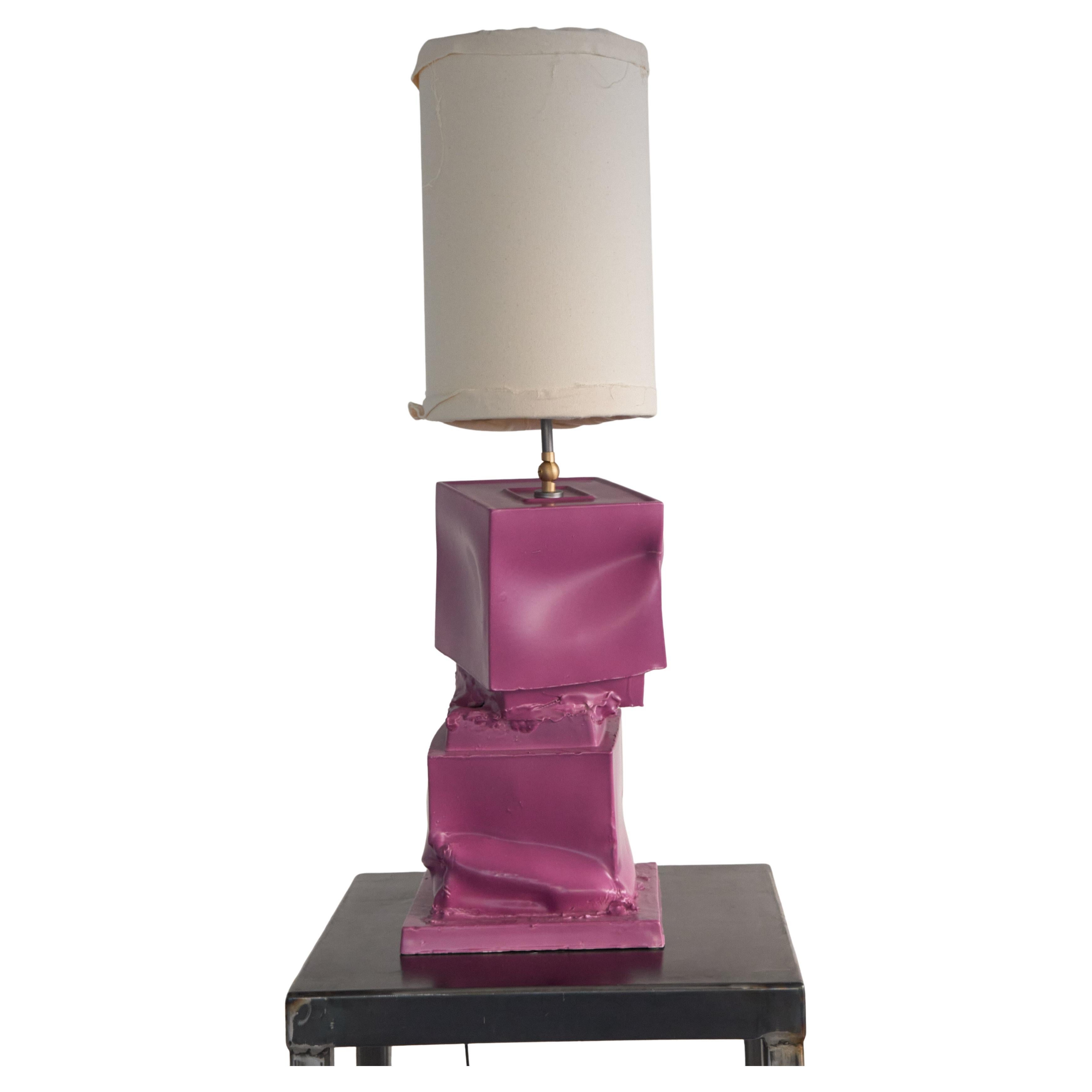 Die Leuchte Marostica+Marostica ist Teil eines Projekts mit dem Titel Break the Mold der Künstlerin Jenna Basso Pietrobon. Jede Leuchte ist ein Unikat, und die Richtung des Lampenschirms ist einstellbar. Die Lampe wird mit Hilfe verschiedener Formen