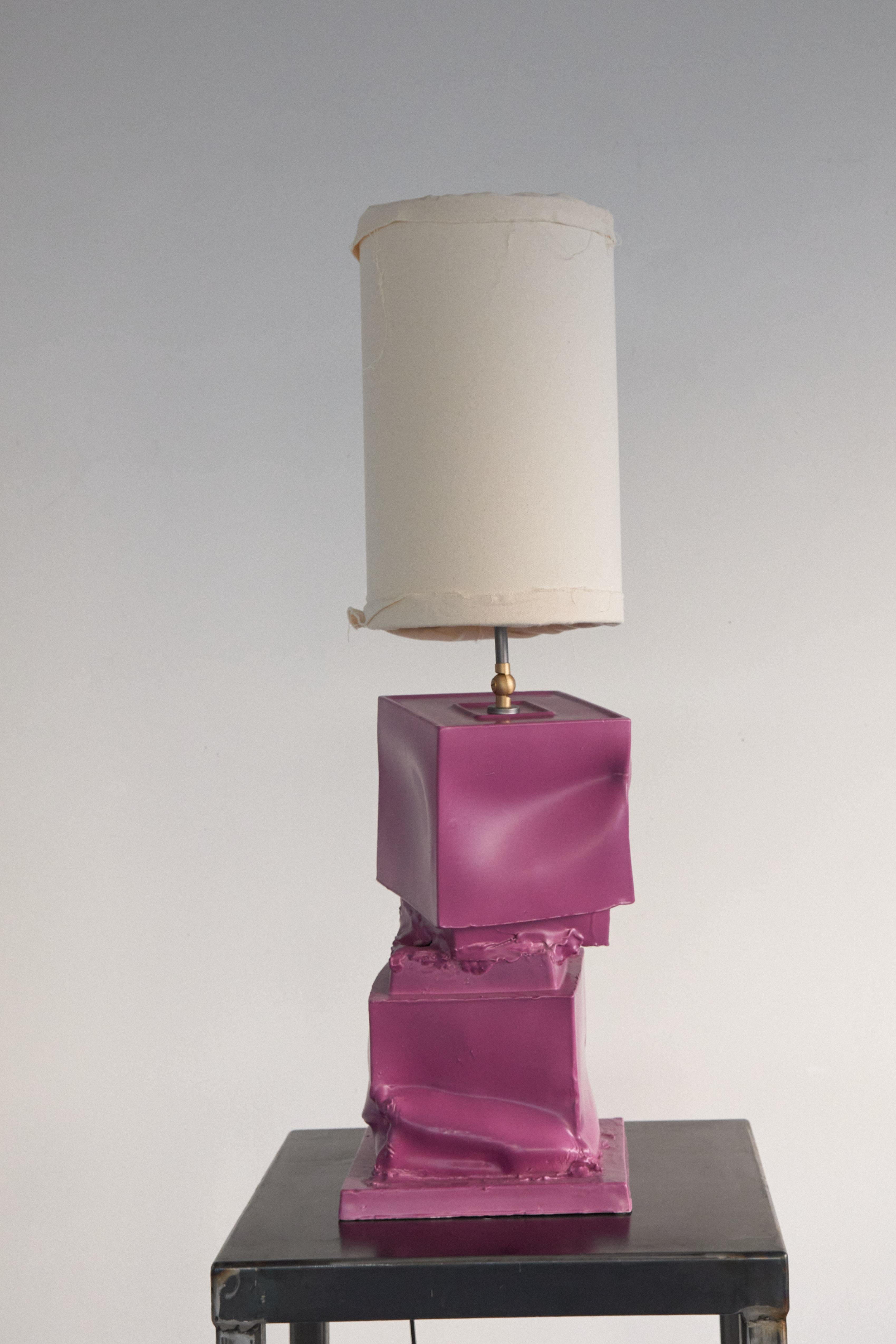 Limitierte Auflage. Große Keramik-Tischlampe in Lila. Hergestellt in Italien (Postmoderne) im Angebot