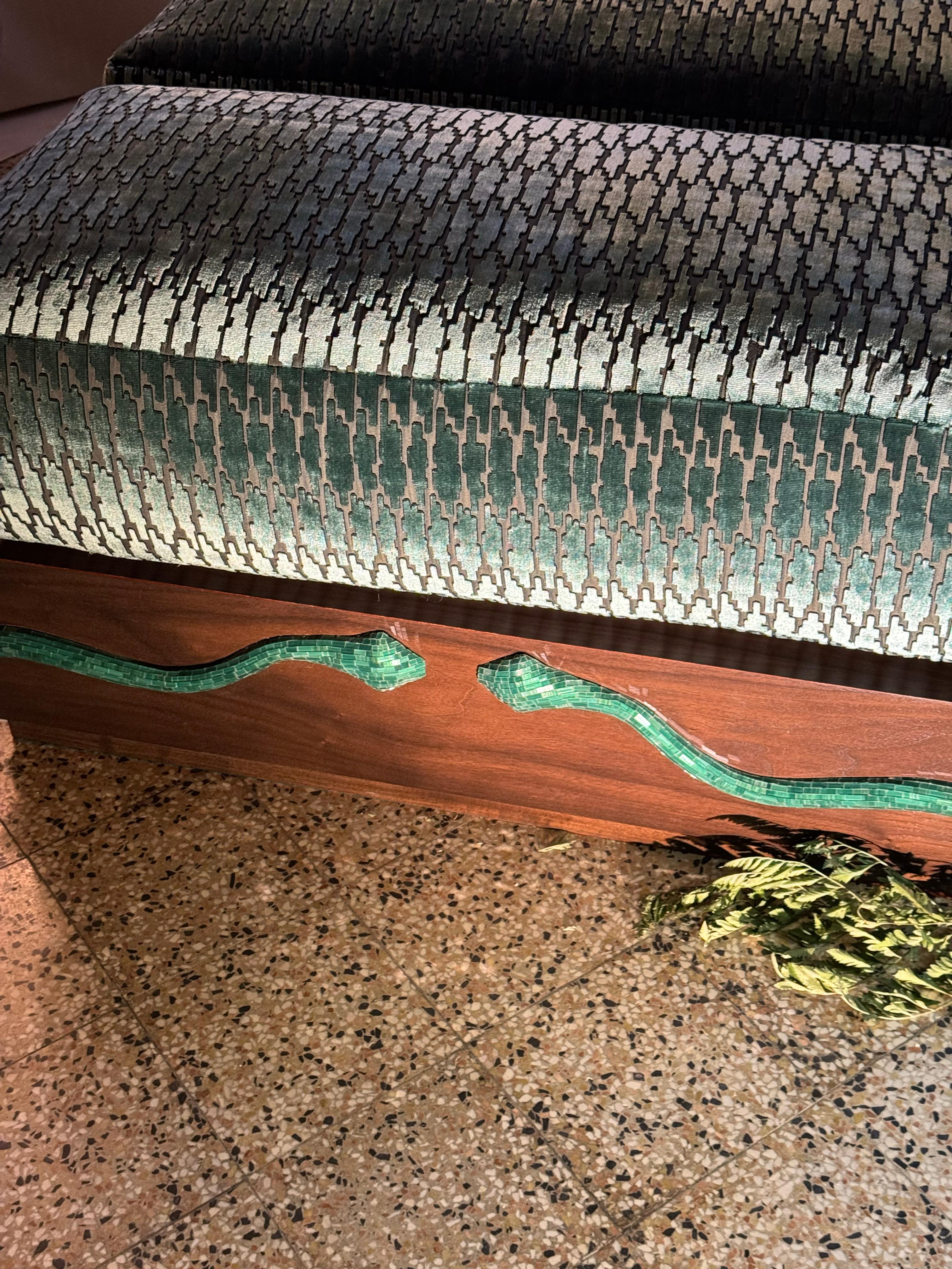 Sofá modular Marpish con puf en nogal con espejo verde  por VandaVee Siglo XXI y contemporáneo en venta