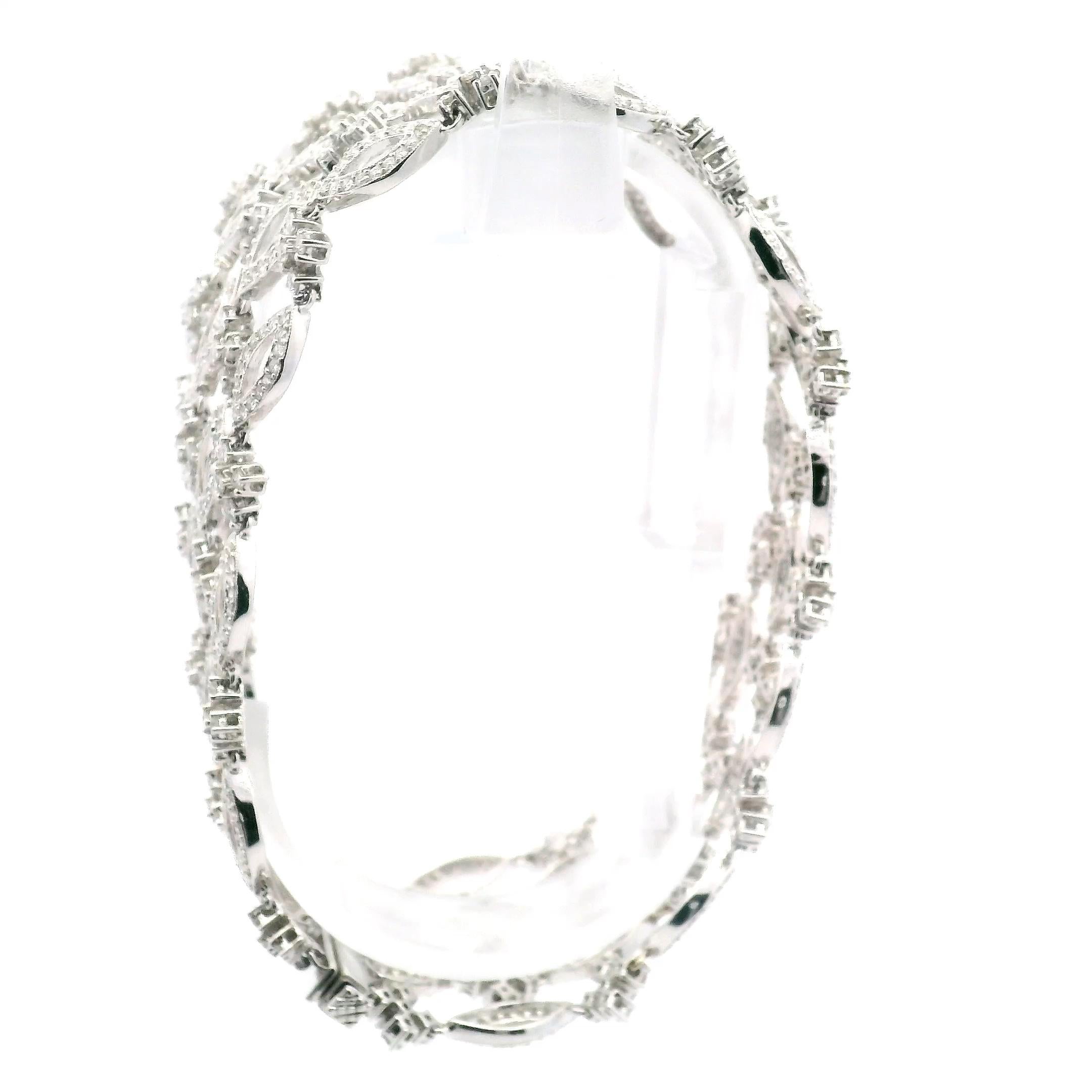 5 secciones de marca y cruz, blanco  eslabones en forma de oro, con diamantes redondos en los eslabones.
Compuesto por:

Aproximadamente 8,21 cttw de diamantes de talla redonda 
Grado de claridad de SI1-SI2

Grado de color de G-H

46 gramos de oro