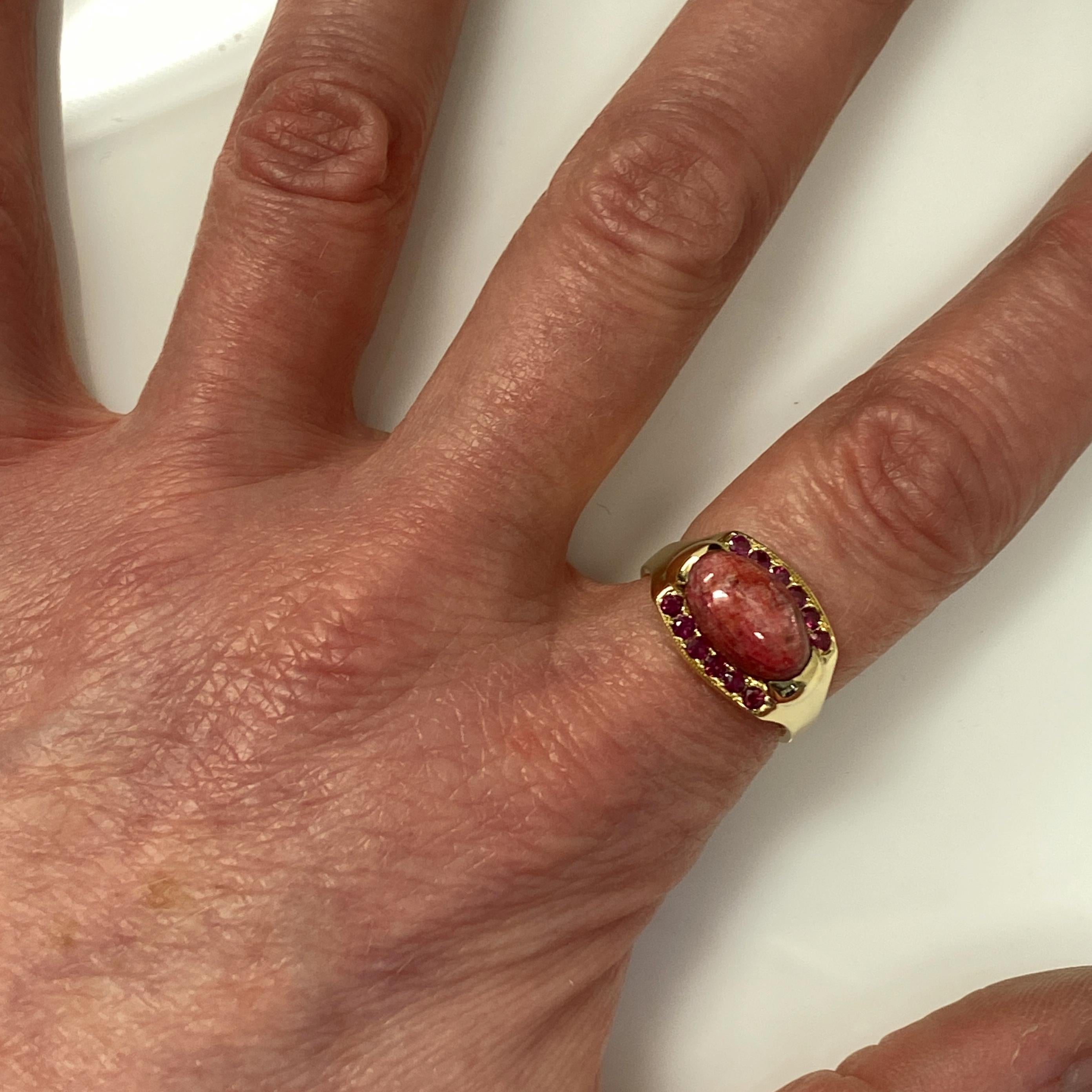 „Marquee“-Ring mit rohem Rubin-Cabochon zwischen facettierten Rubinen aus 18 Karat Gold (Zeitgenössisch) im Angebot