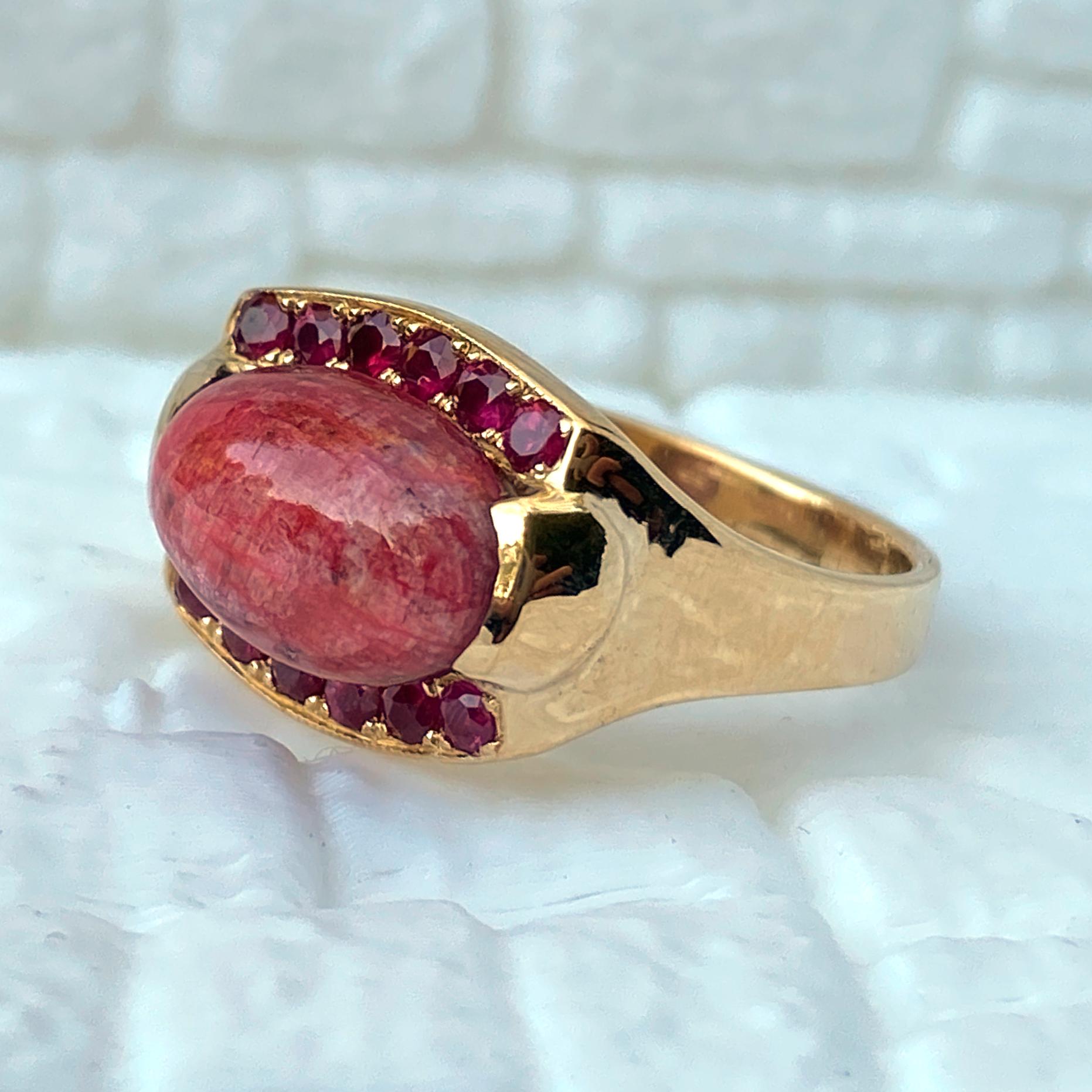 „Marquee“-Ring mit rohem Rubin-Cabochon zwischen facettierten Rubinen aus 18 Karat Gold für Damen oder Herren im Angebot