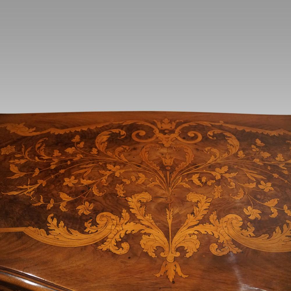 marquetry bombe commode In Good Condition For Sale In Salisbury, GB
