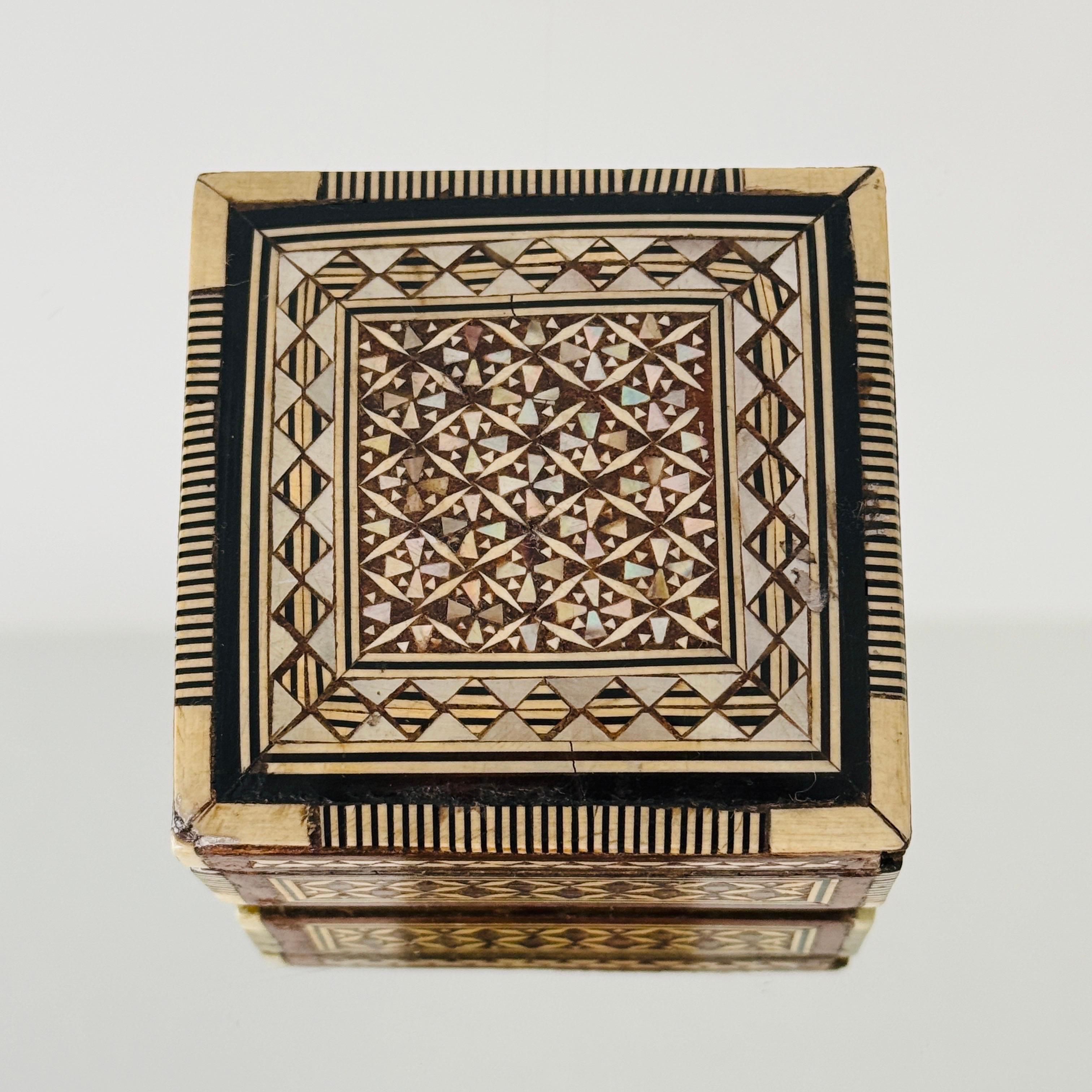 Asia occidentale Scatola in intarsio con intarsi in mosaico di madreperla, Medio Oriente. c.C. 1960 in vendita